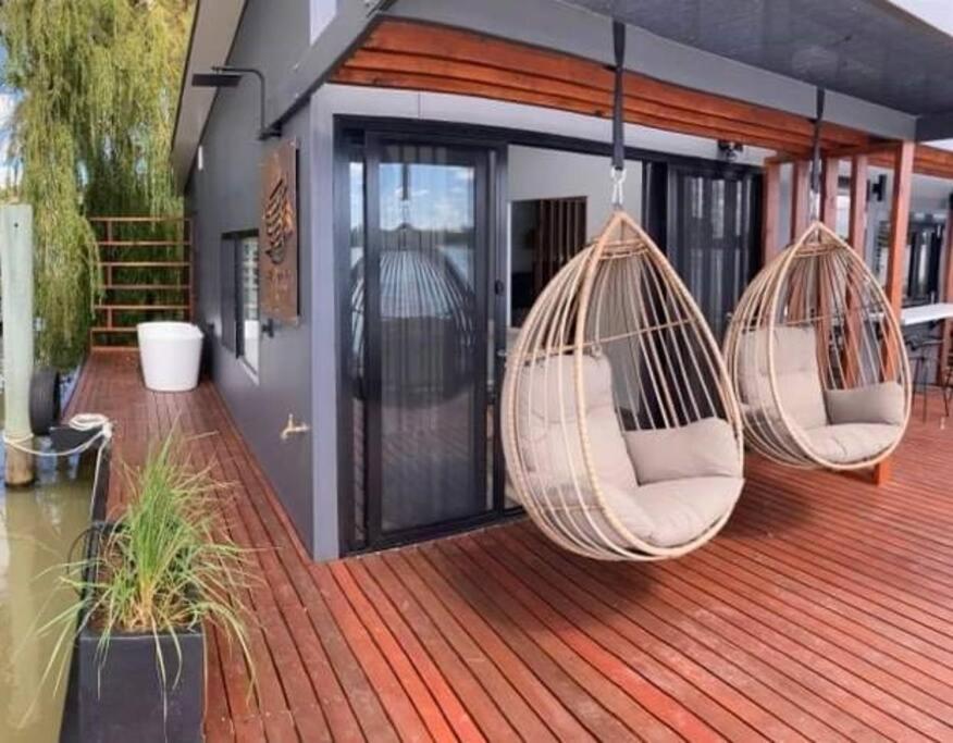 Ark-imedes - Unique float home on the Murray River