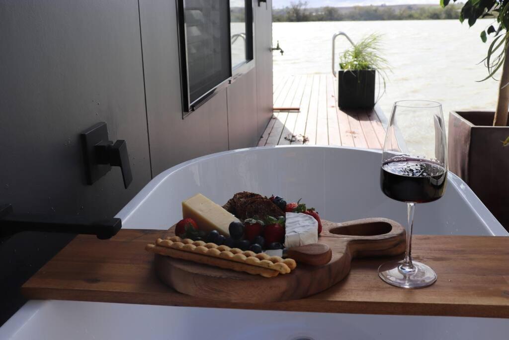 Ark-imedes - Unique float home on the Murray River