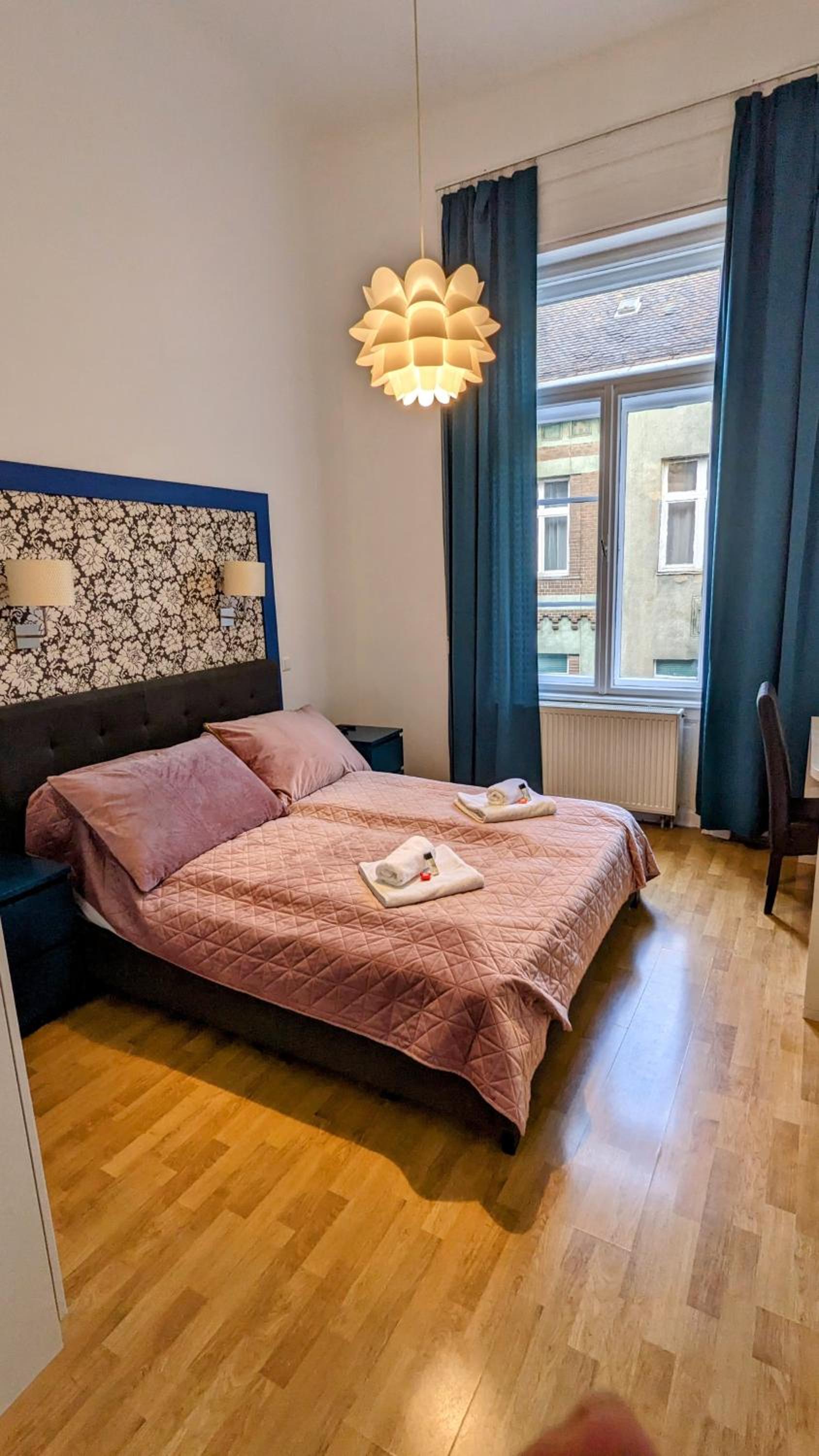 FreeParking - Great Synagogue Apartment, 2 bedroom, 5 people ,WiFi, AC view 4
