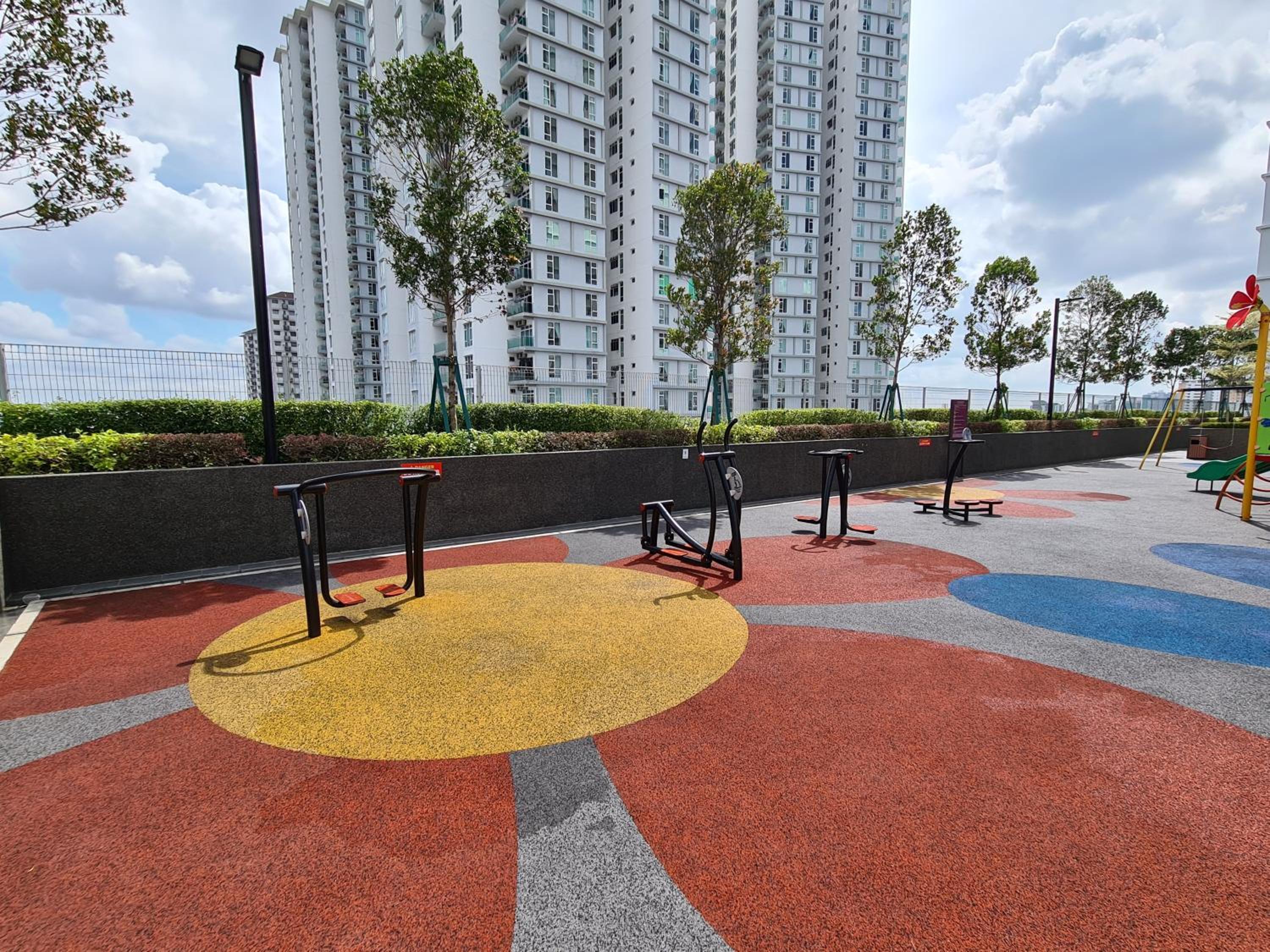 Eid2 SKS Habitat Larkin-3BR Family Friendly up to 10Pax - 9 Beds- Free Wifi Pool Parking Gym & Preminum facilities