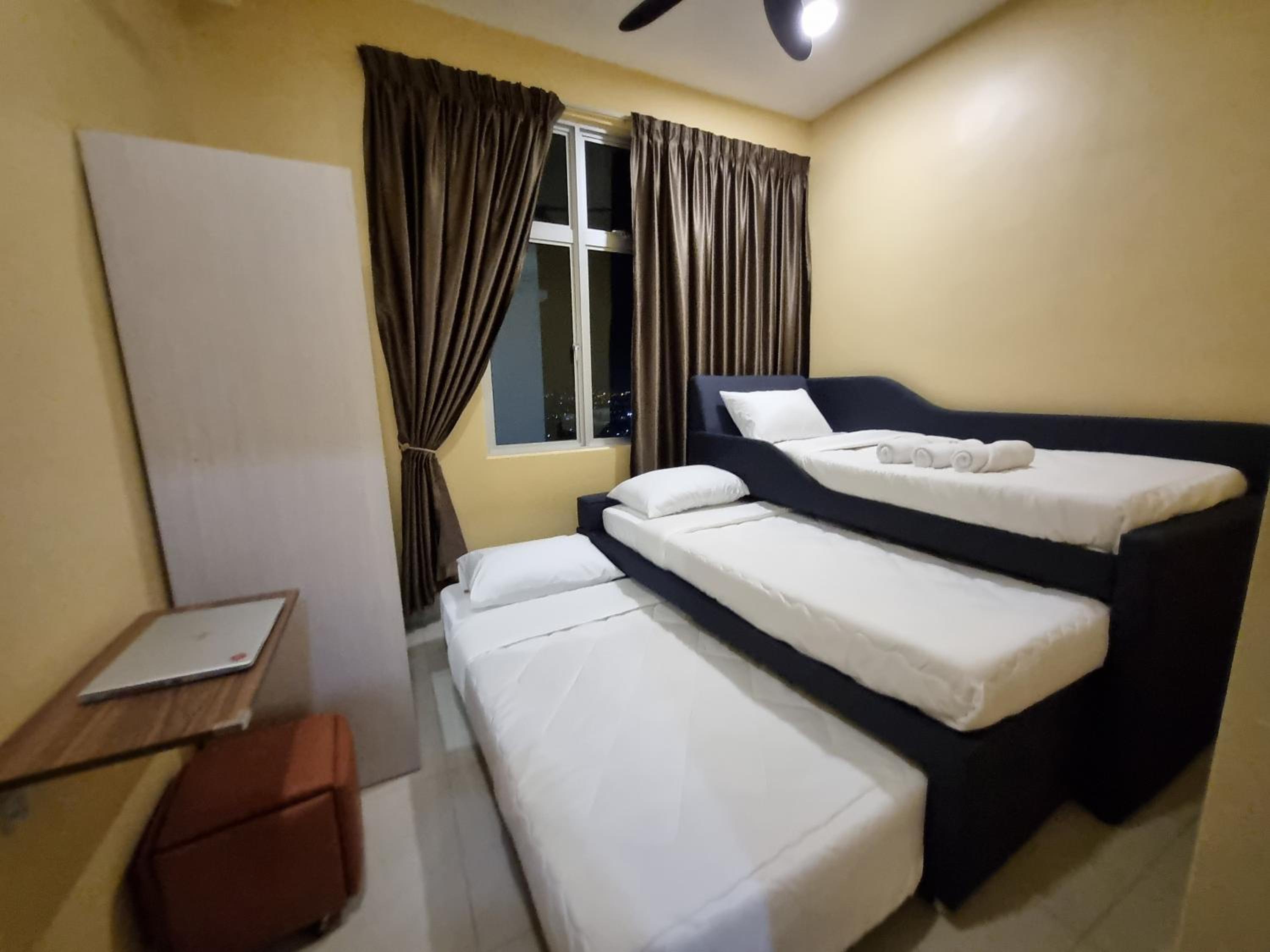 Eid2 SKS Habitat Larkin-3BR Family Friendly up to 10Pax - 9 Beds- Free Wifi Pool Parking Gym & Preminum facilities