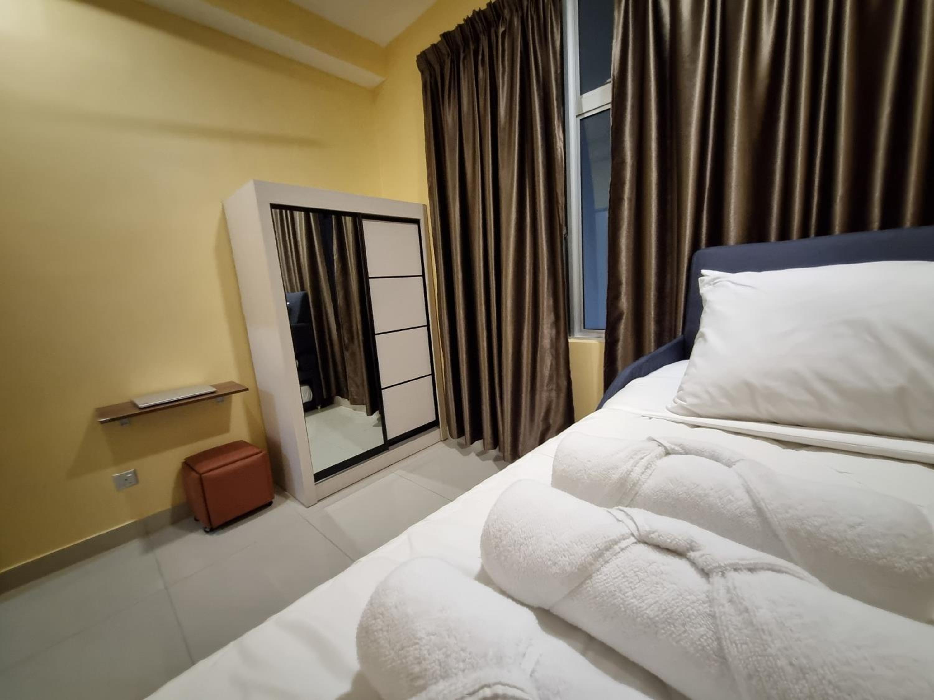 Eid2 SKS Habitat Larkin-3BR Family Friendly up to 10Pax - 9 Beds- Free Wifi Pool Parking Gym & Preminum facilities