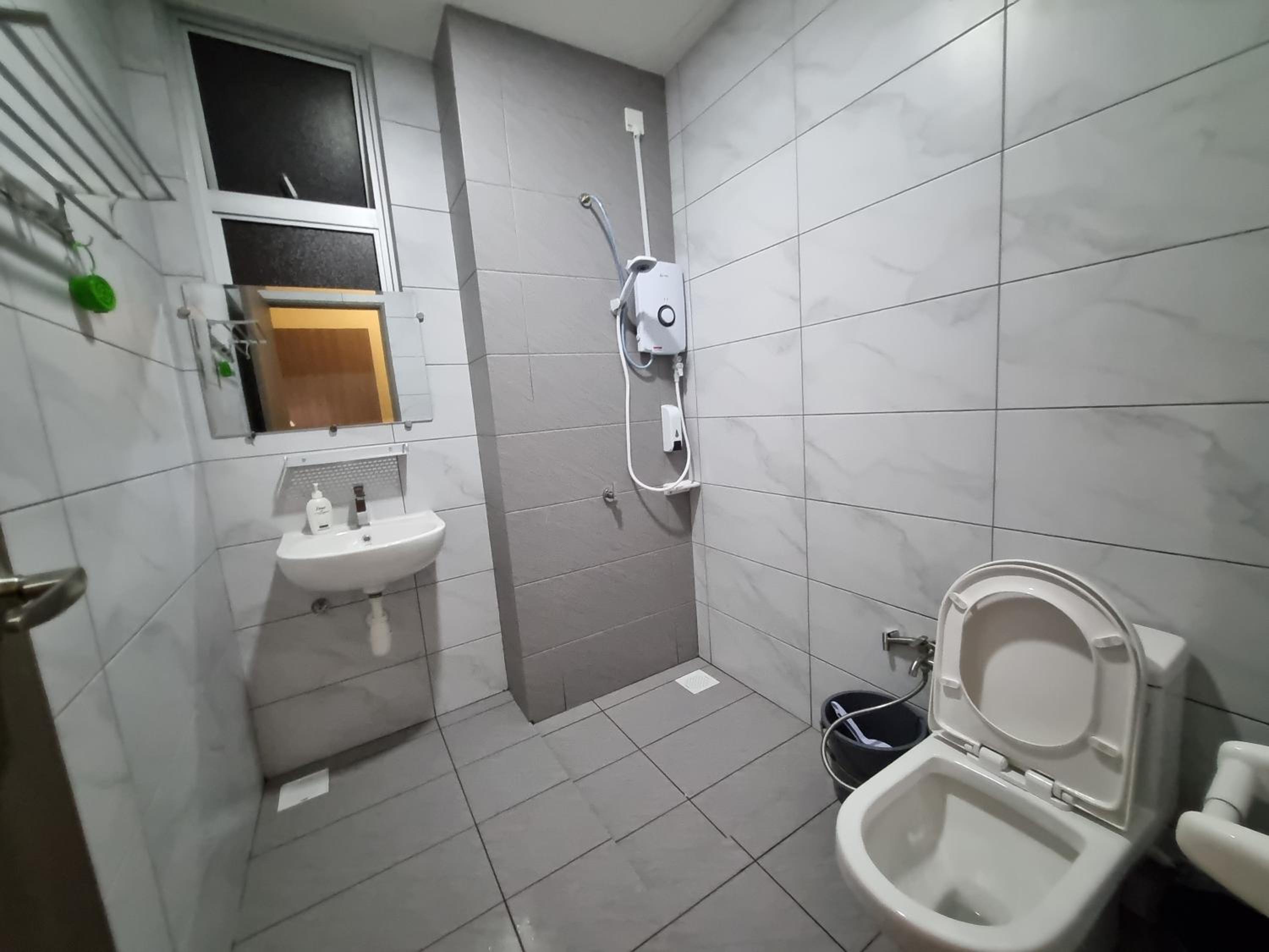 Eid2 SKS Habitat Larkin-3BR Family Friendly up to 10Pax - 9 Beds- Free Wifi Pool Parking Gym & Preminum facilities