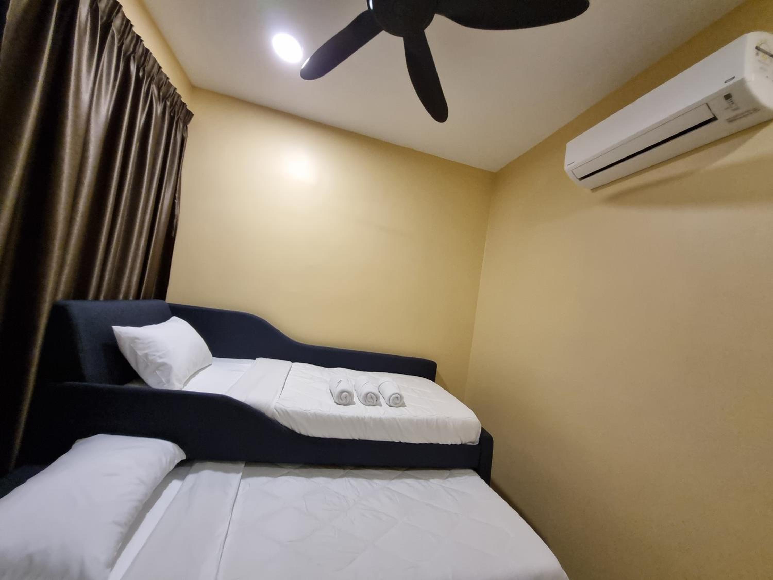 Eid2 SKS Habitat Larkin-3BR Family Friendly up to 10Pax - 9 Beds- Free Wifi Pool Parking Gym & Preminum facilities