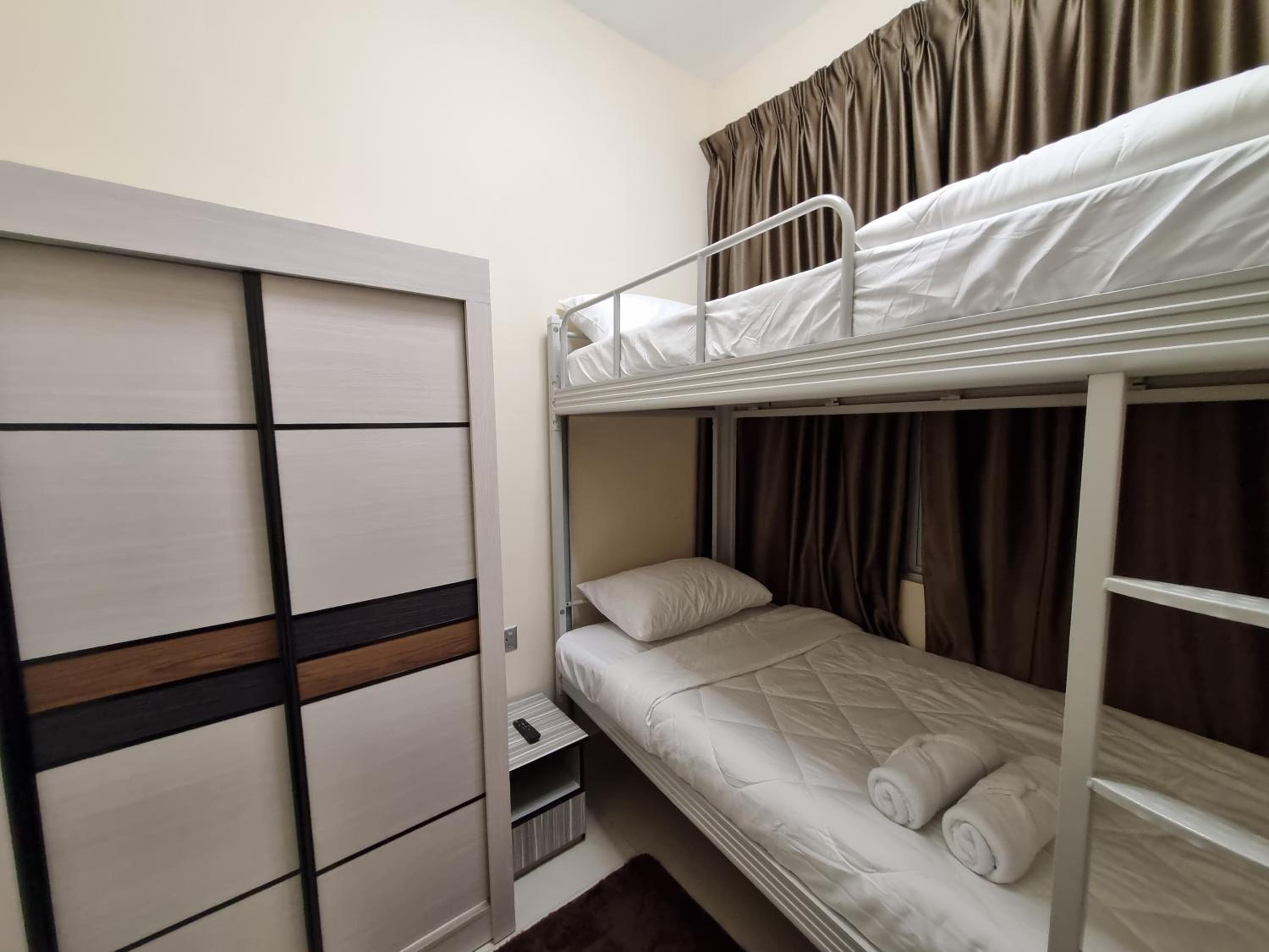 Eid2 SKS Habitat Larkin-3BR Family Friendly up to 10Pax - 9 Beds- Free Wifi Pool Parking Gym & Preminum facilities