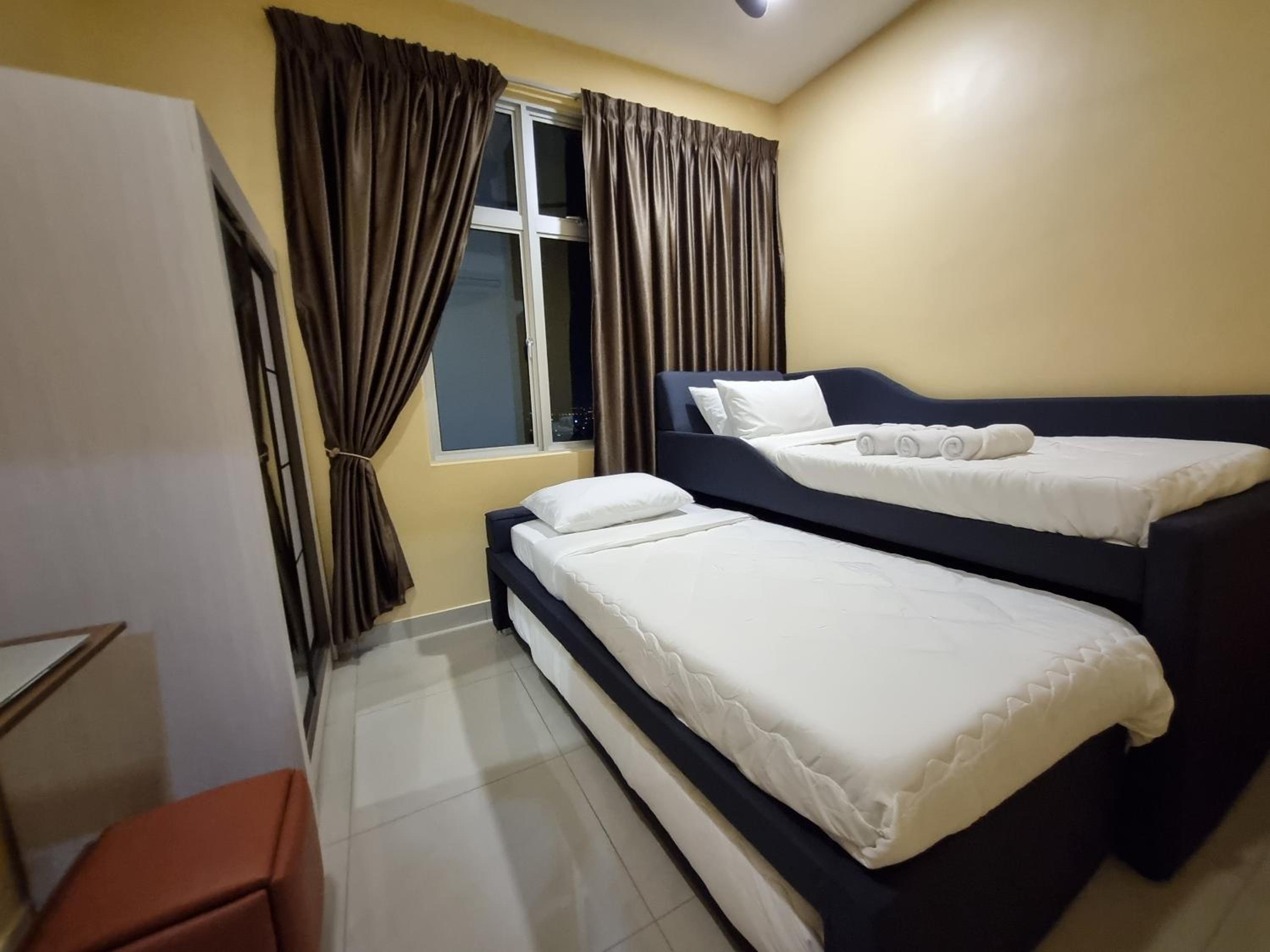 Eid2 SKS Habitat Larkin-3BR Family Friendly up to 10Pax - 9 Beds- Free Wifi Pool Parking Gym & Preminum facilities