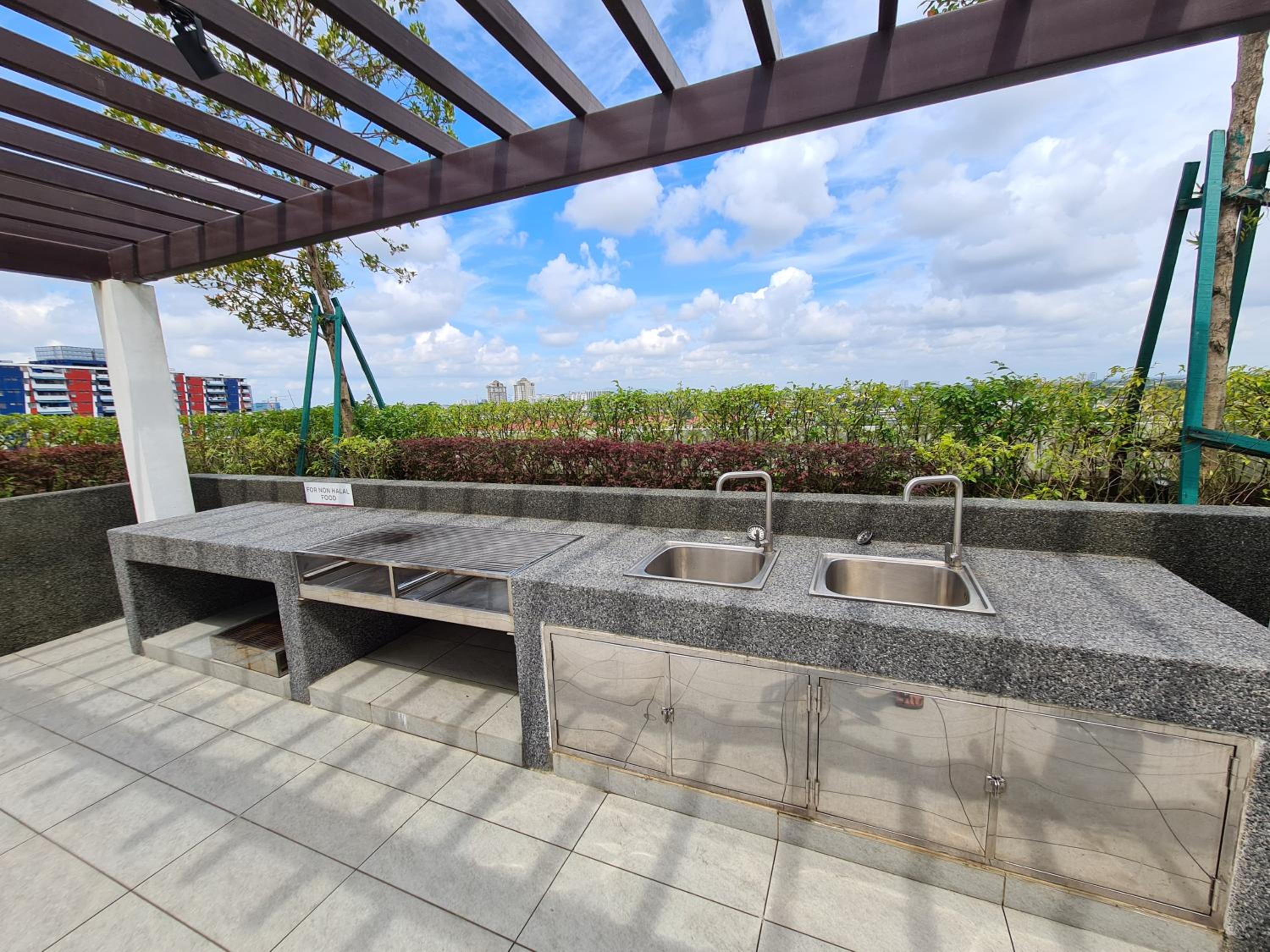 Eid2 SKS Habitat Larkin-3BR Family Friendly up to 10Pax - 9 Beds- Free Wifi Pool Parking Gym & Preminum facilities