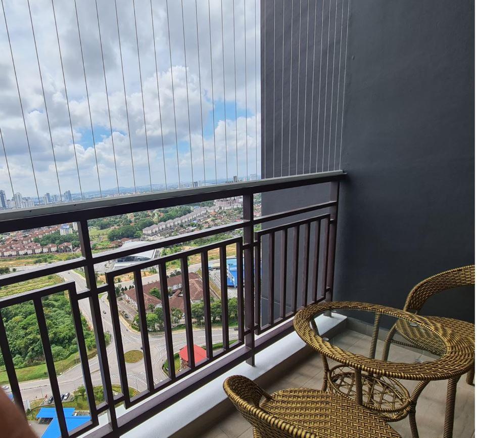 Eid2 SKS Habitat Larkin-3BR Family Friendly up to 10Pax - 9 Beds- Free Wifi Pool Parking Gym & Preminum facilities