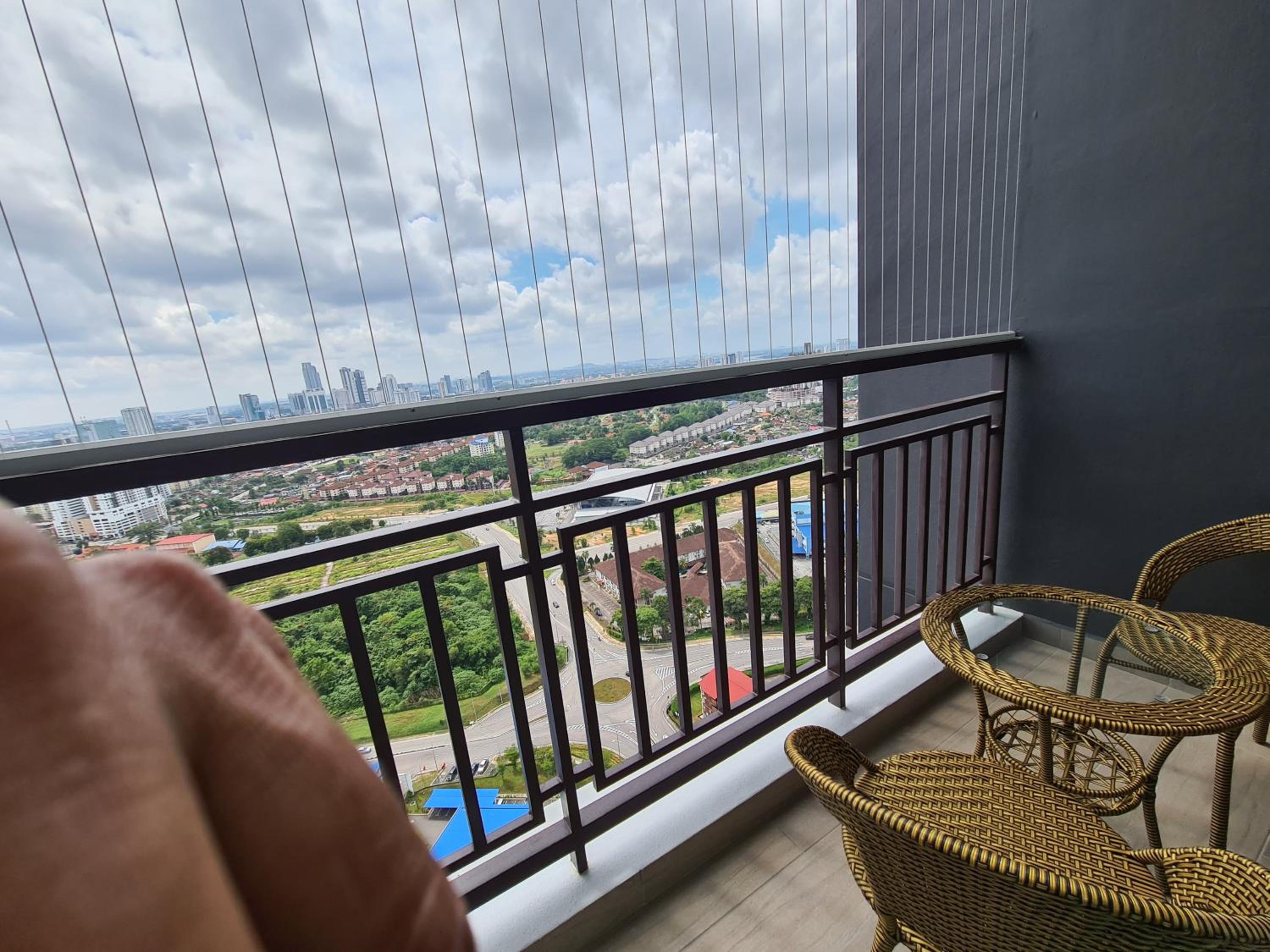 Eid2 SKS Habitat Larkin-3BR Family Friendly up to 10Pax - 9 Beds- Free Wifi Pool Parking Gym & Preminum facilities