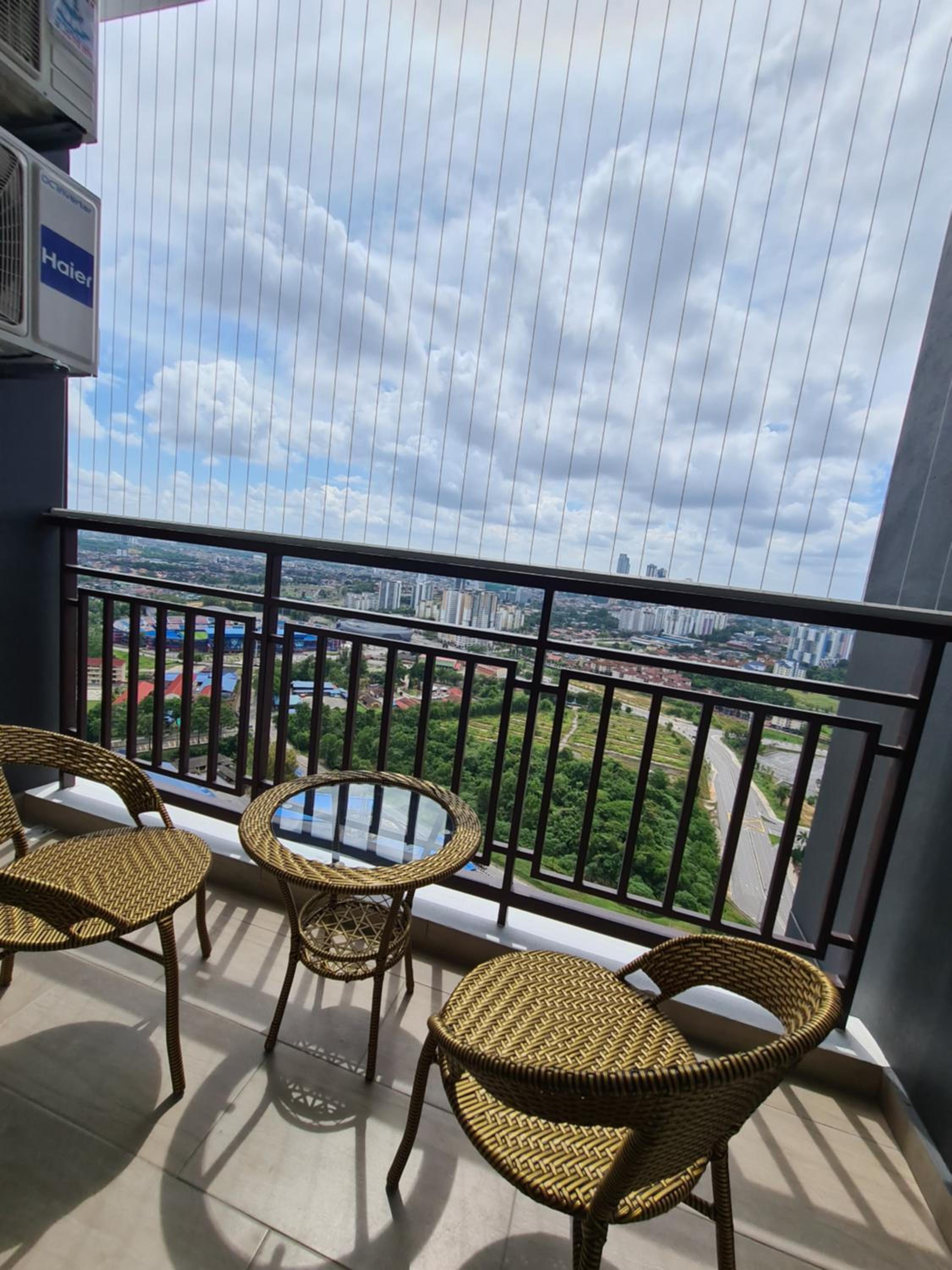 Eid2 SKS Habitat Larkin-3BR Family Friendly up to 10Pax - 9 Beds- Free Wifi Pool Parking Gym & Preminum facilities