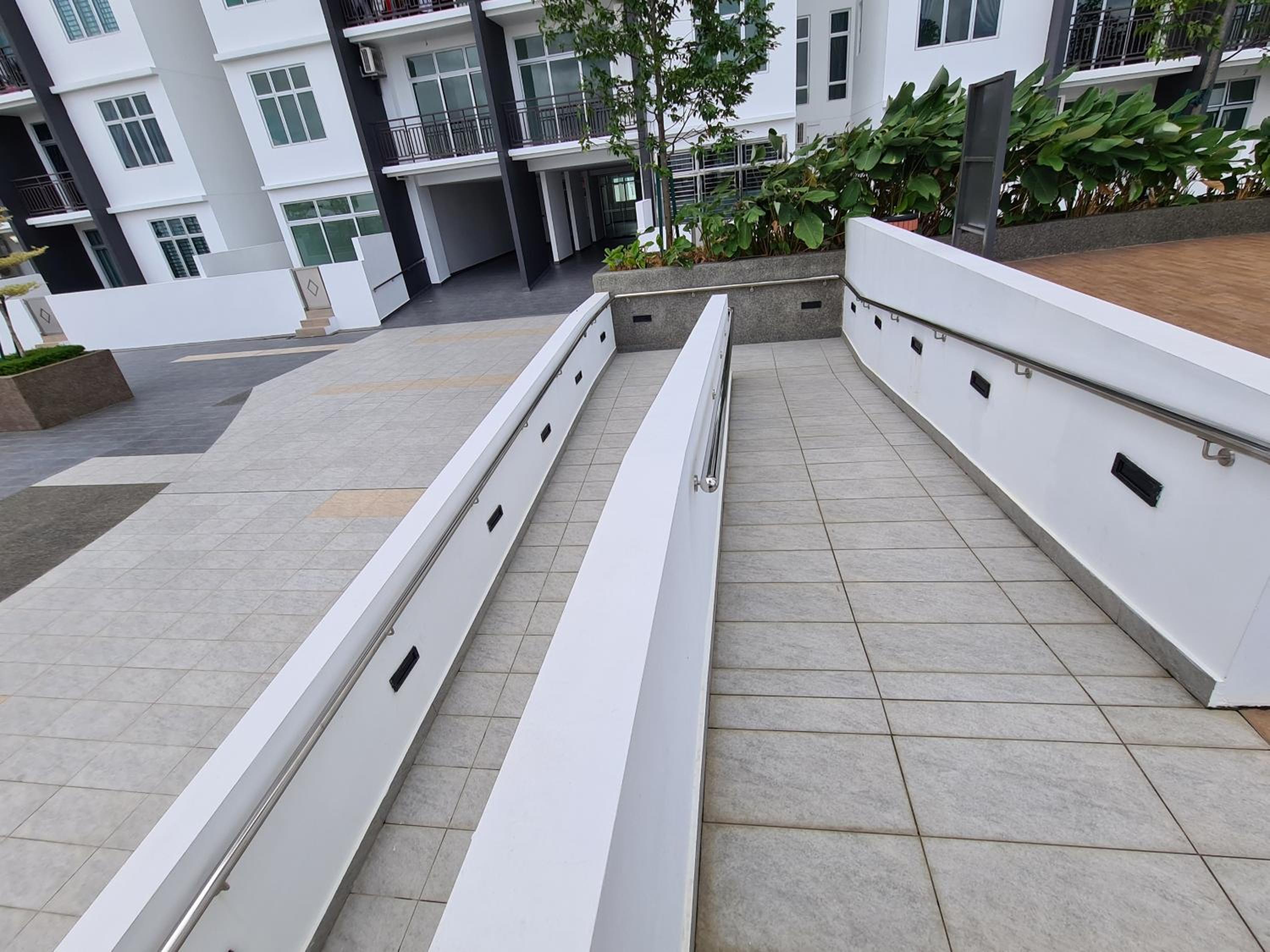 Eid2 SKS Habitat Larkin-3BR Family Friendly up to 10Pax - 9 Beds- Free Wifi Pool Parking Gym & Preminum facilities