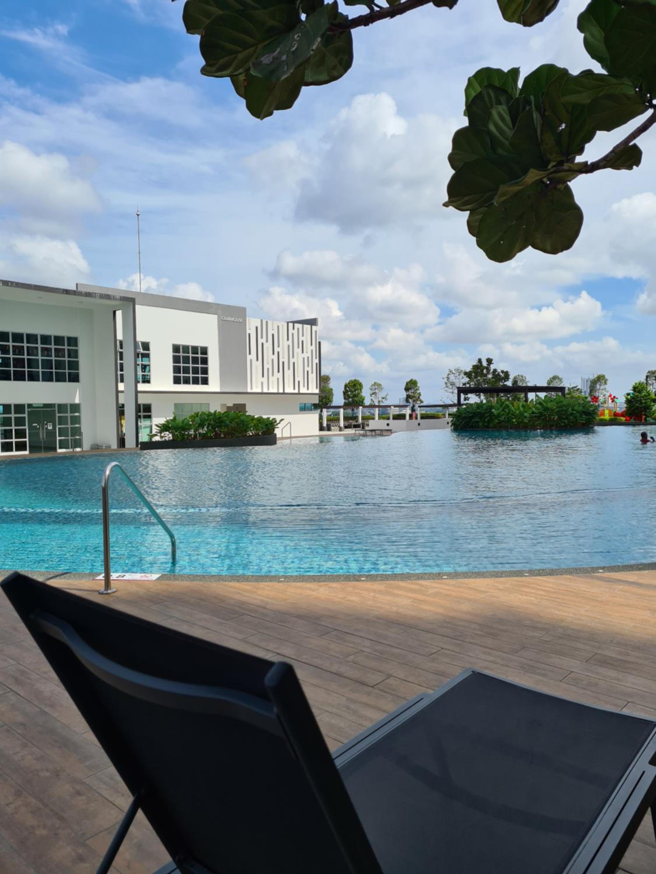 Eid2 SKS Habitat Larkin-3BR Family Friendly up to 10Pax - 9 Beds- Free Wifi Pool Parking Gym & Preminum facilities