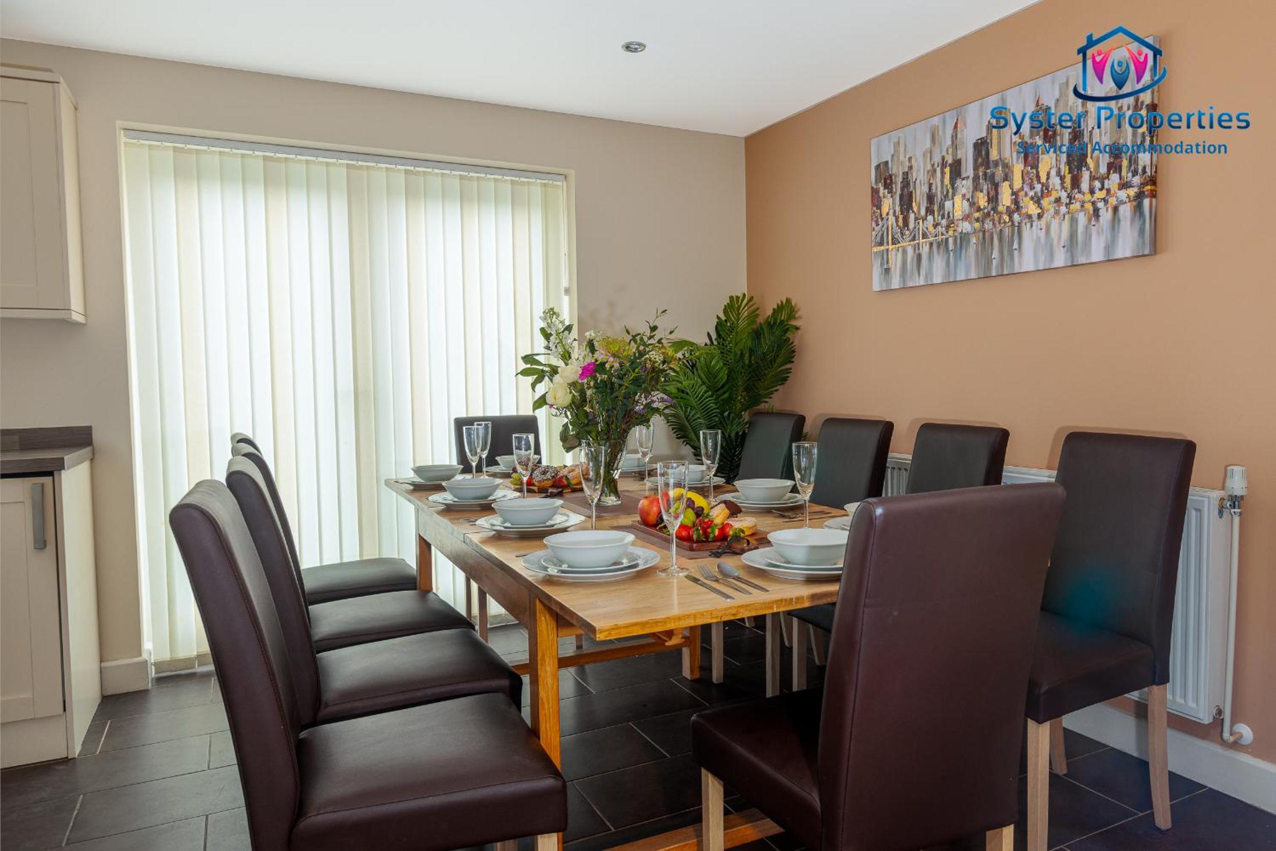 5BR Home, Sleeps 14, Free Parking, Comfortable LE3 Stay view 3