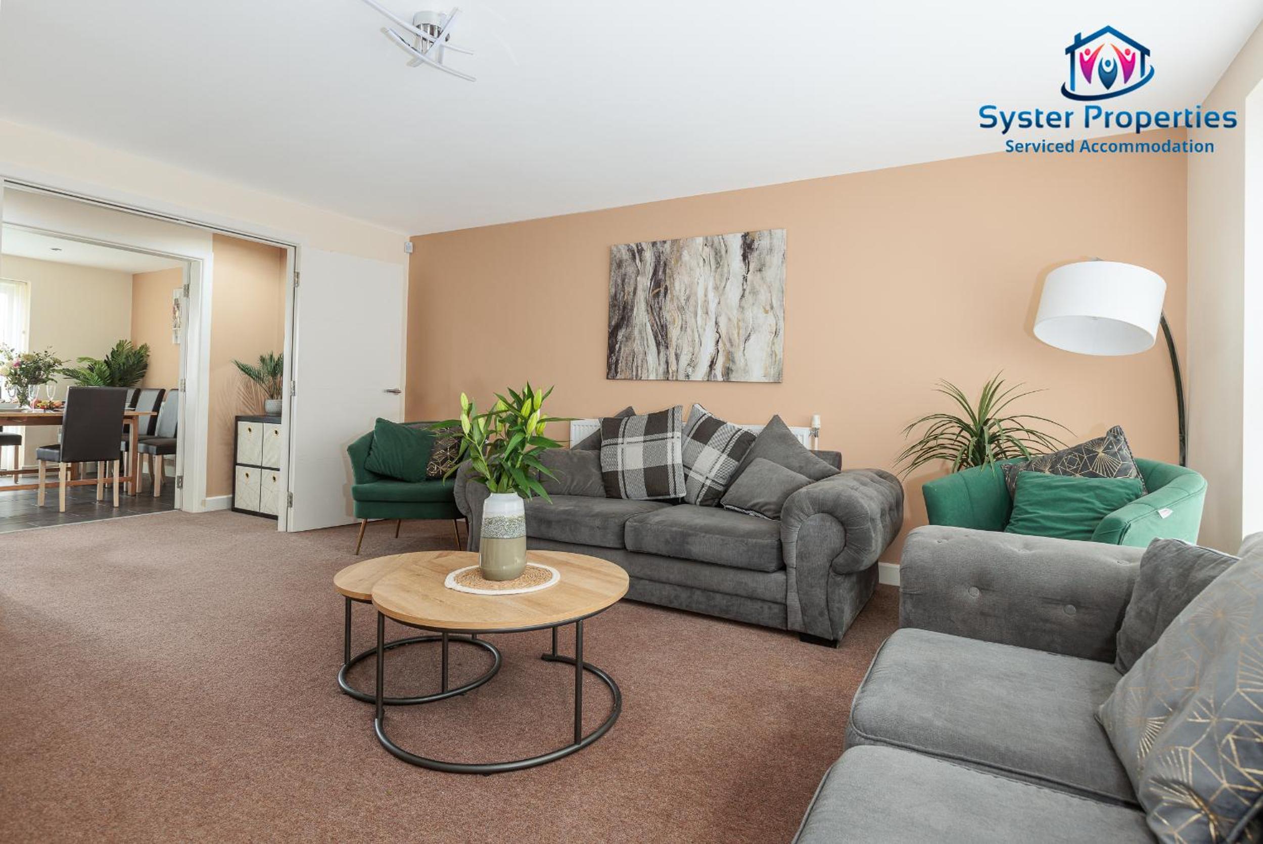 5BR Home, Sleeps 14, Free Parking, Comfortable LE3 Stay view 2