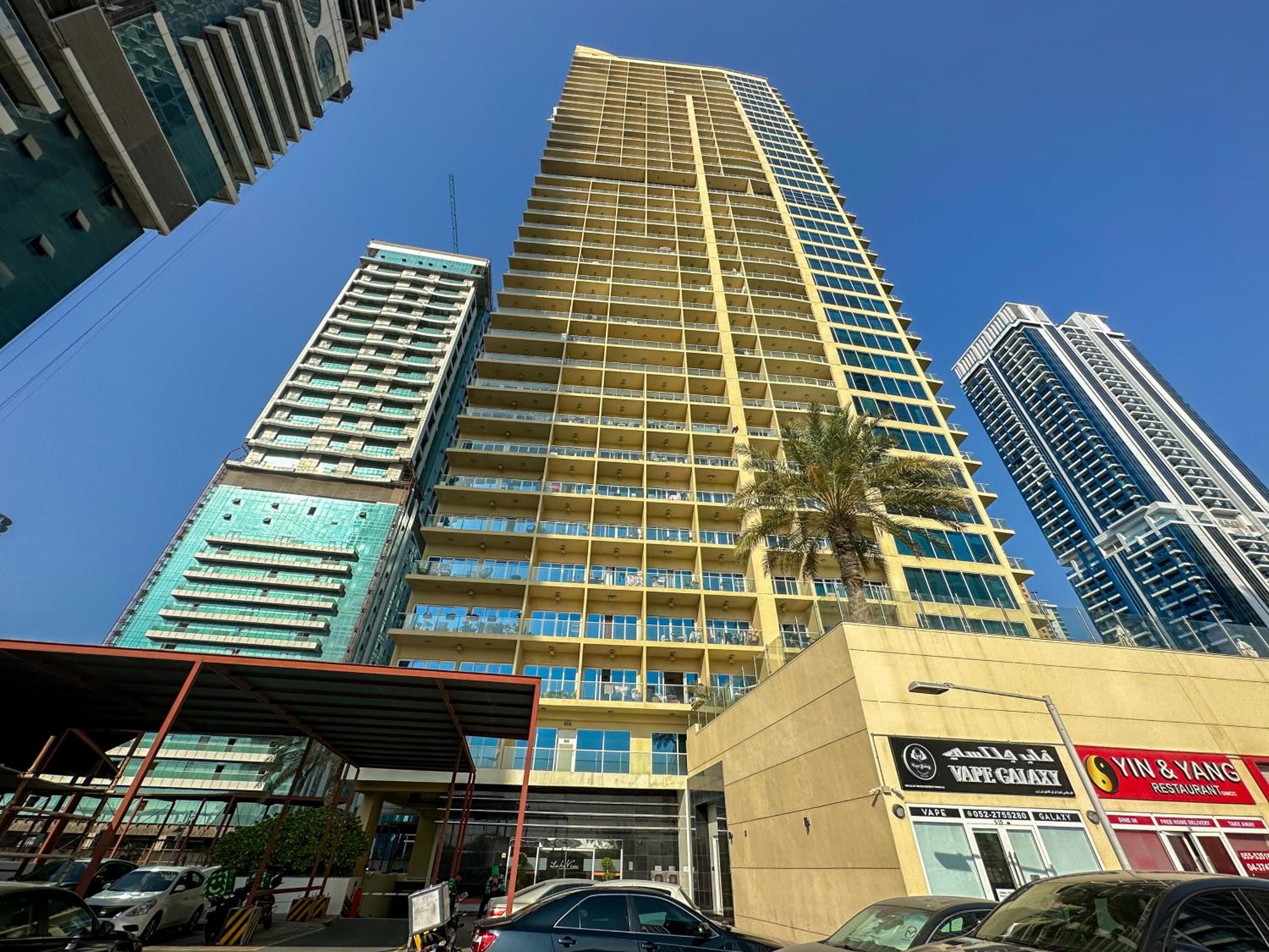 HiGuests - Superb Lake Views from this 2BR Apt in JLT