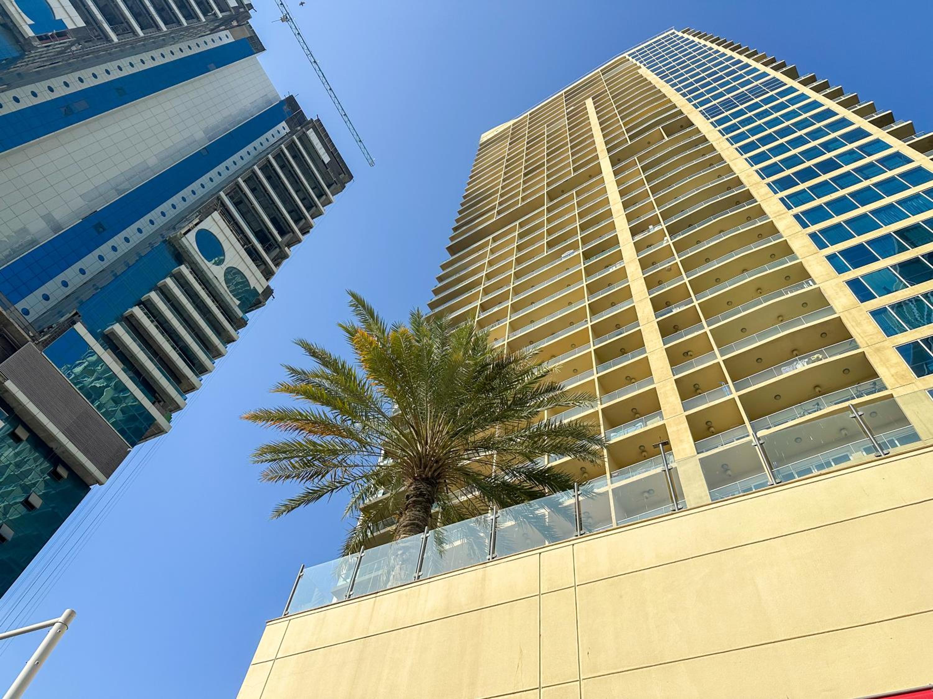 HiGuests - Superb Lake Views from this 2BR Apt in JLT
