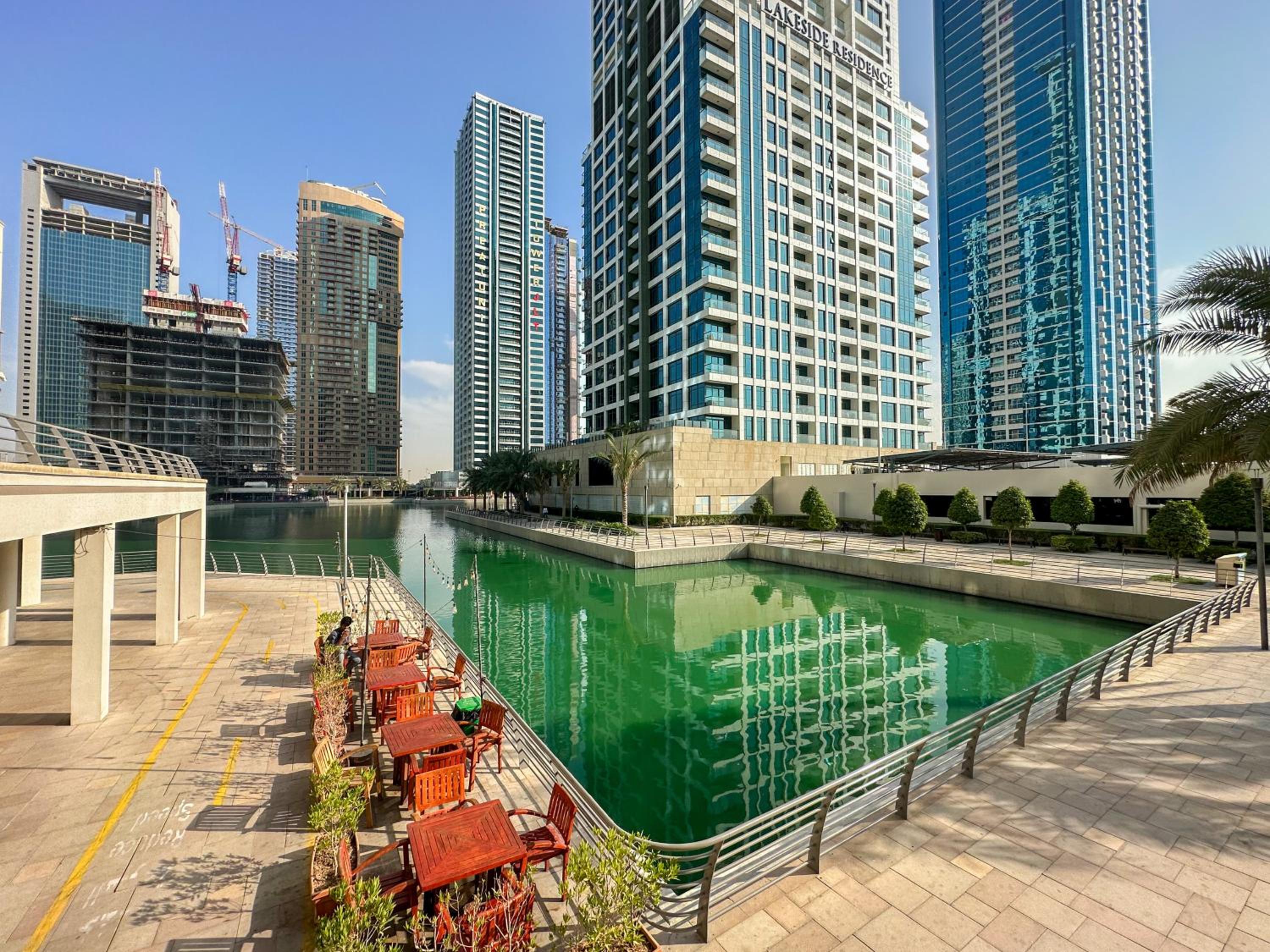 HiGuests - Superb Lake Views from this 2BR Apt in JLT