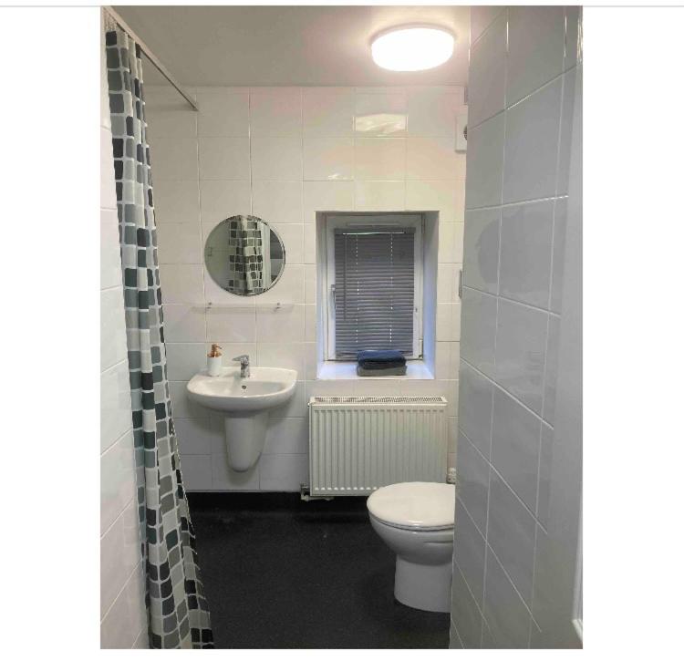 Spacious Holiday let midway between Edinburgh and Glasgow with three shower rooms view 5