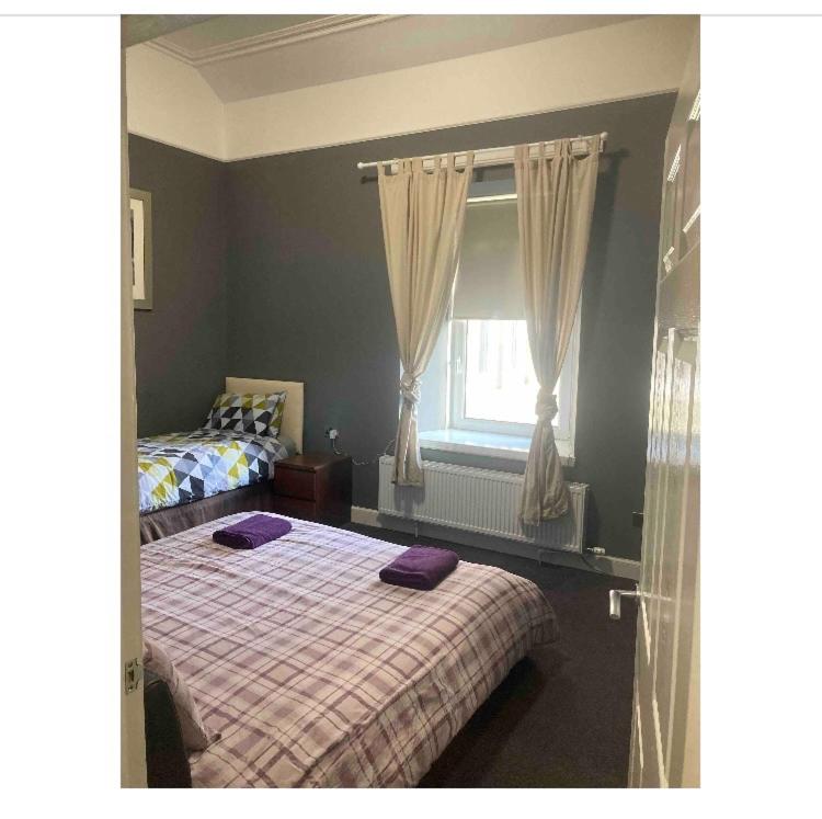 Spacious Holiday let midway between Edinburgh and Glasgow with three shower rooms view 4