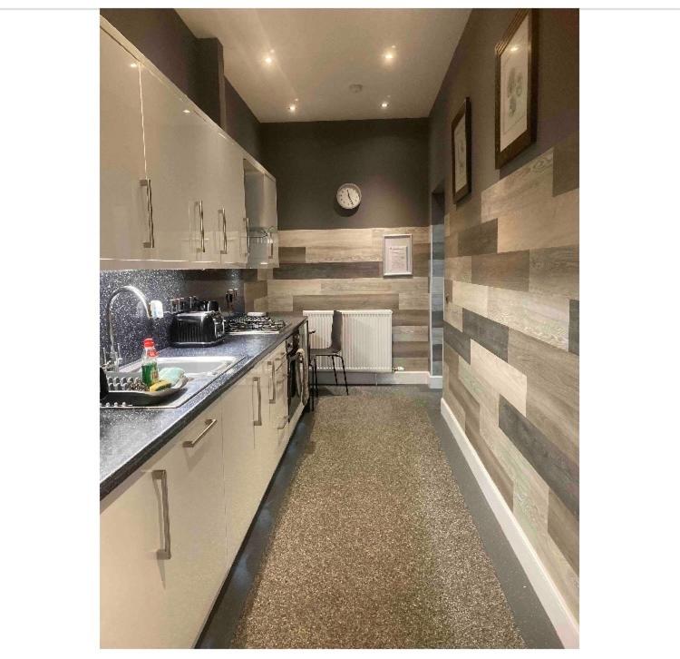Spacious Holiday let midway between Edinburgh and Glasgow with three shower rooms view 3