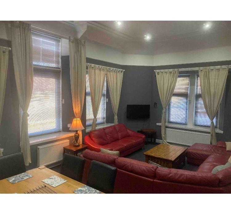 Spacious Holiday let midway between Edinburgh and Glasgow with three shower rooms view 2