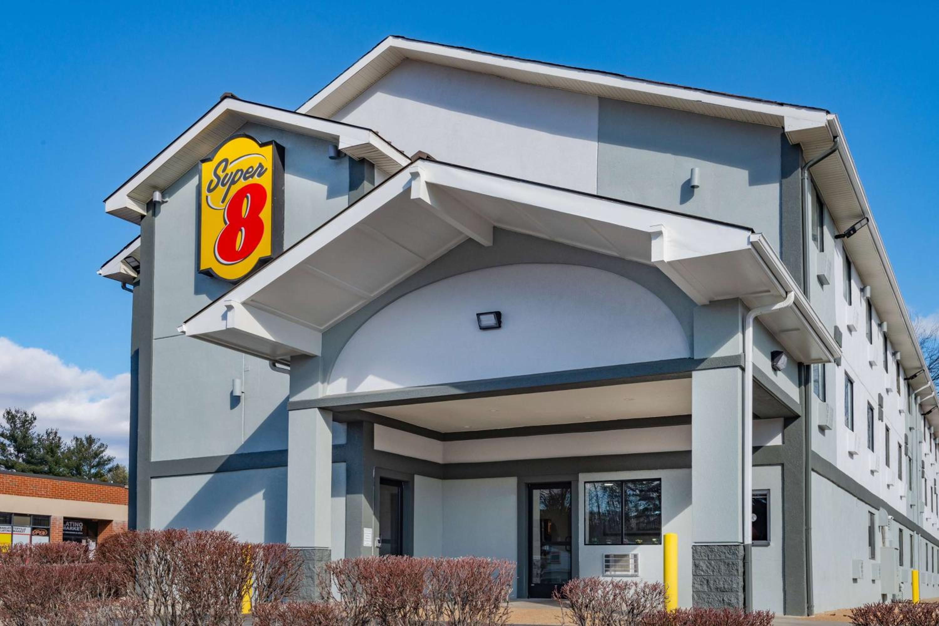 Hotel Super 8 by Wyndham Charlottesville - Image 1