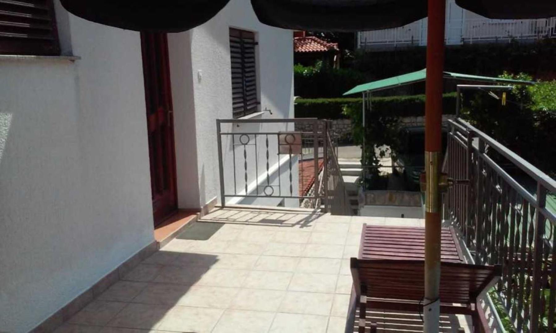 Apartments Malenica, Njivice, Croatia, 200 m from the sea