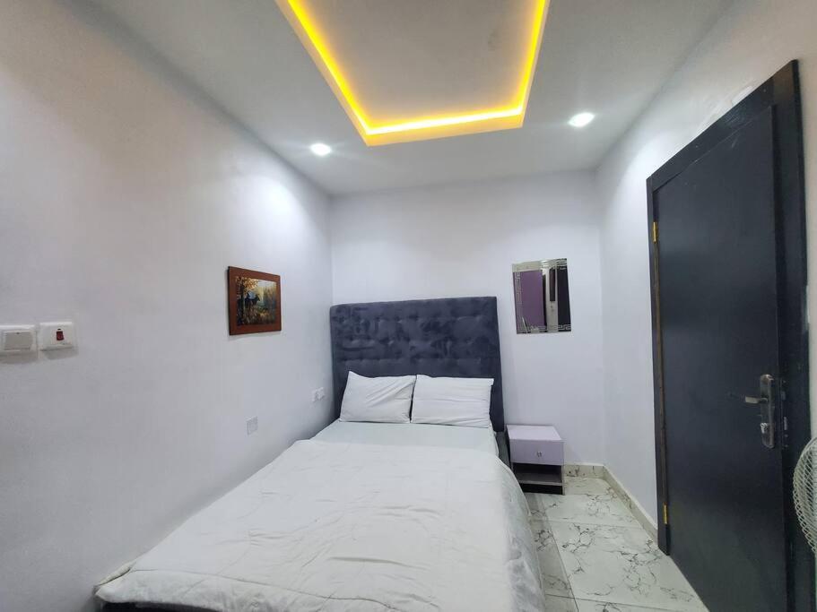 Spacious 2-bed Apt With 24hrs Power+ Unlimited Wi-Fi view 4