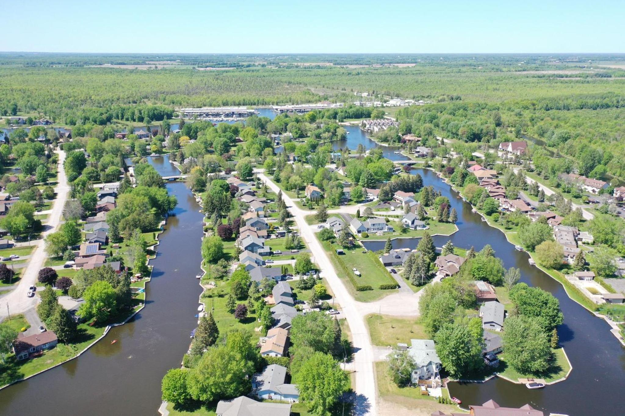 Waterfront Cottage 4 BD with Outdoor Dining, Fire Pite by GLOBALSTAY