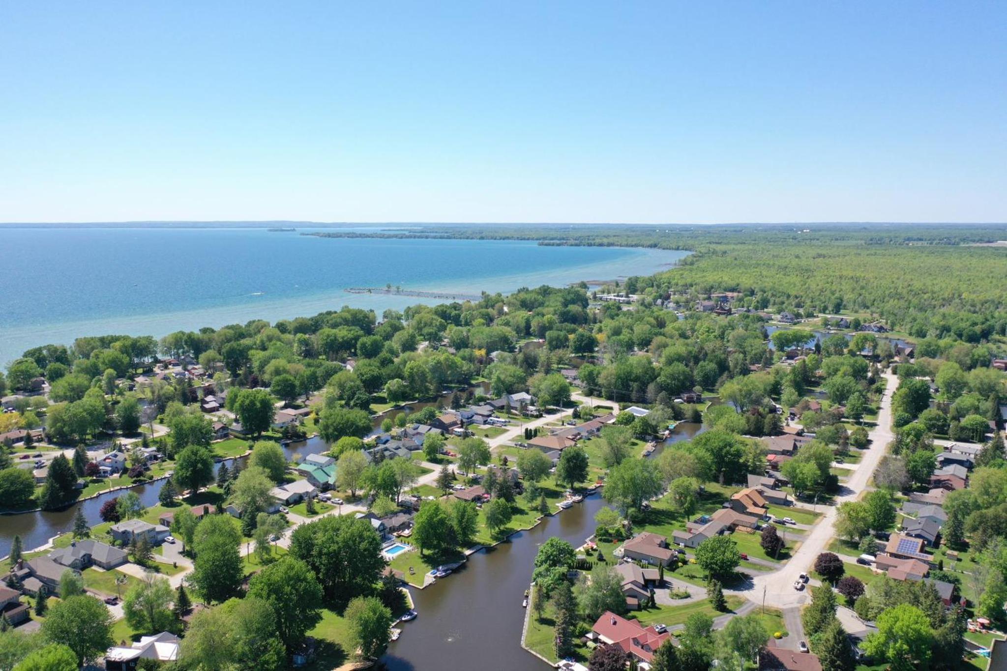 Waterfront Cottage 4 BD with Outdoor Dining, Fire Pite by GLOBALSTAY