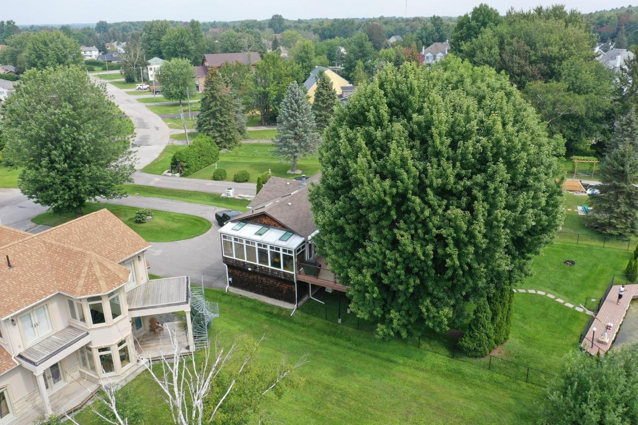 Waterfront Cottage 4 BD with Outdoor Dining, Fire Pite by GLOBALSTAY