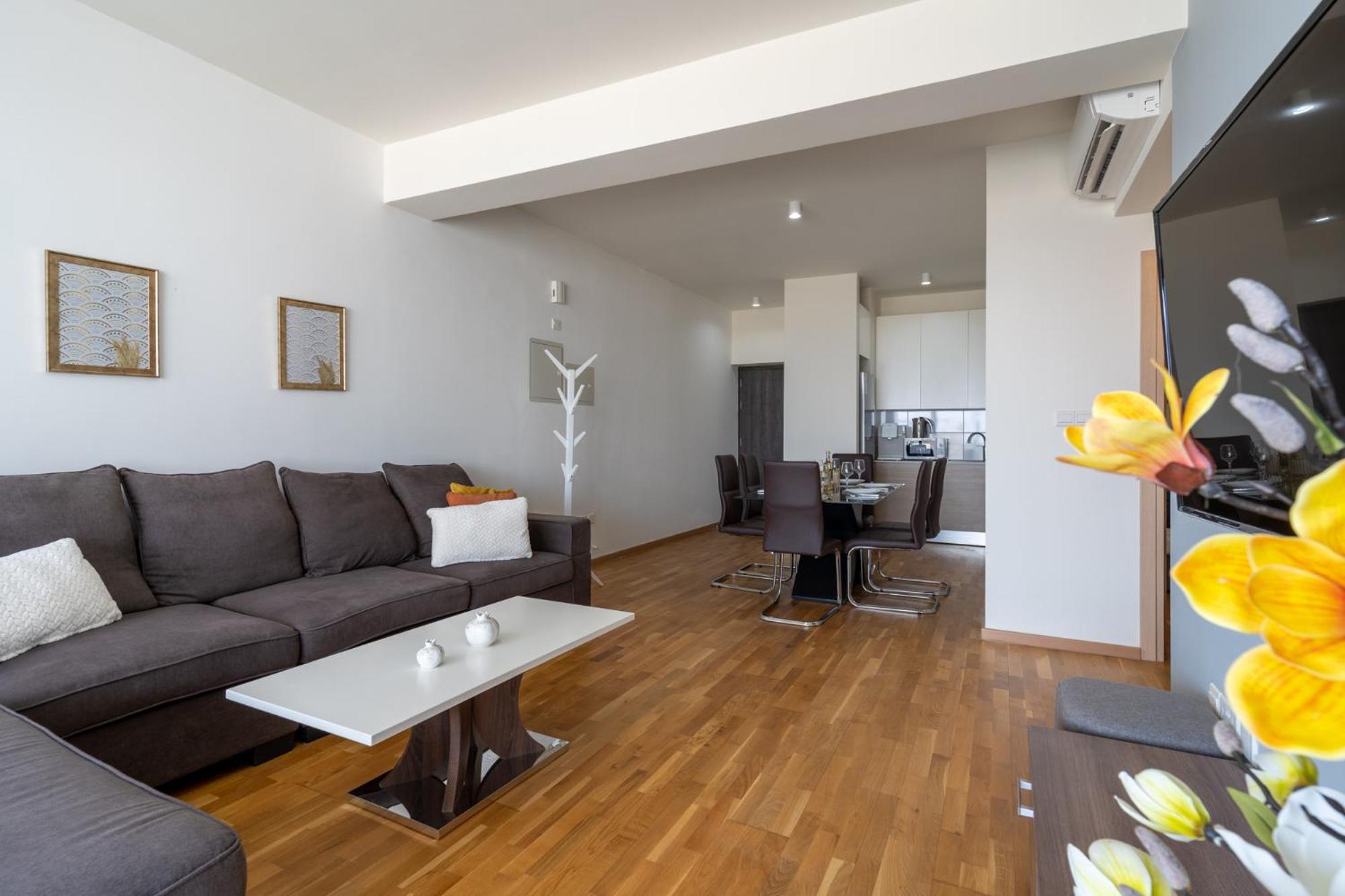 Jay's Penthouse 2-BR Apt W/ Terrace in Larnaca view 5