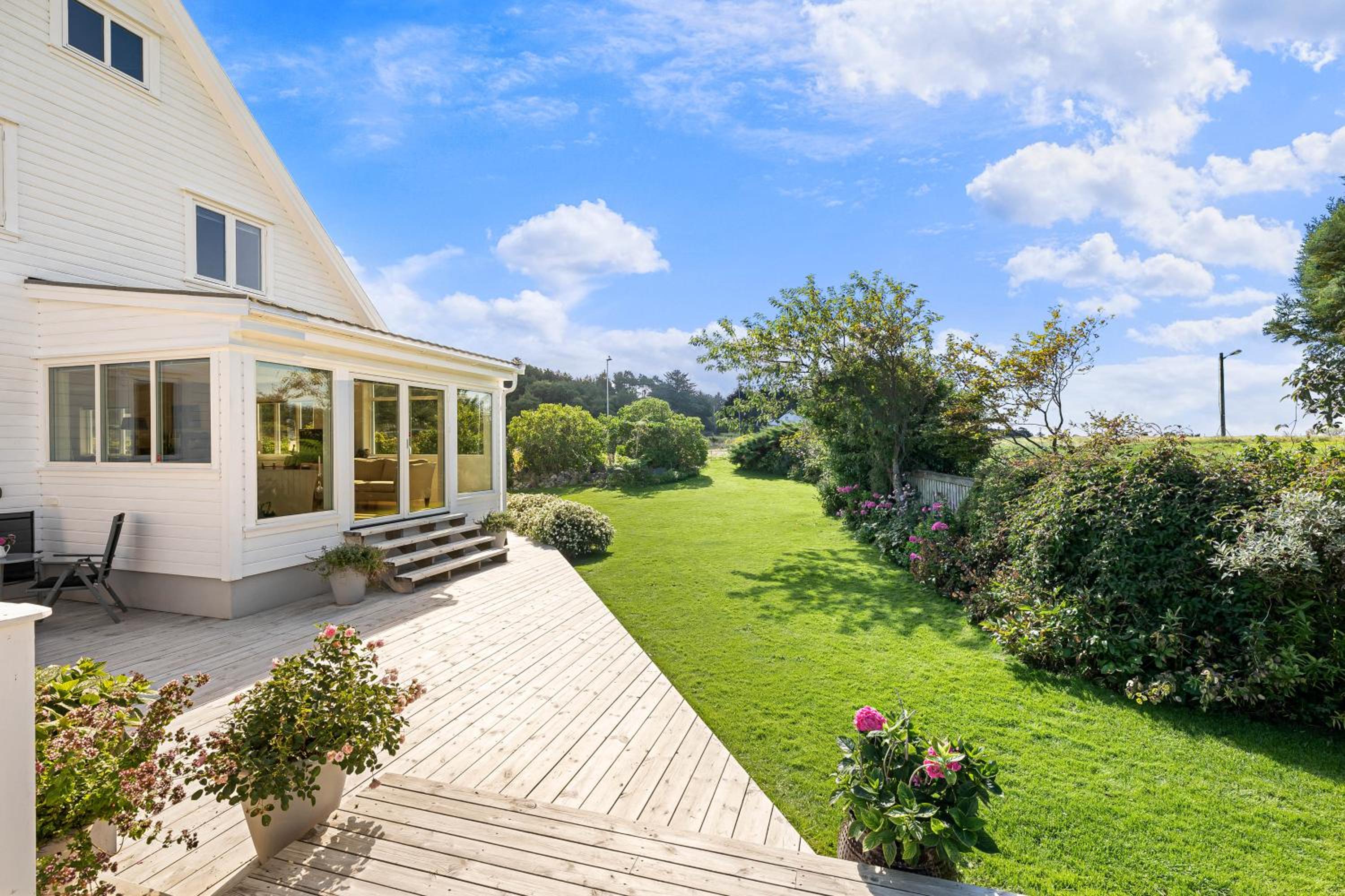 Stunning location by the sea view 5