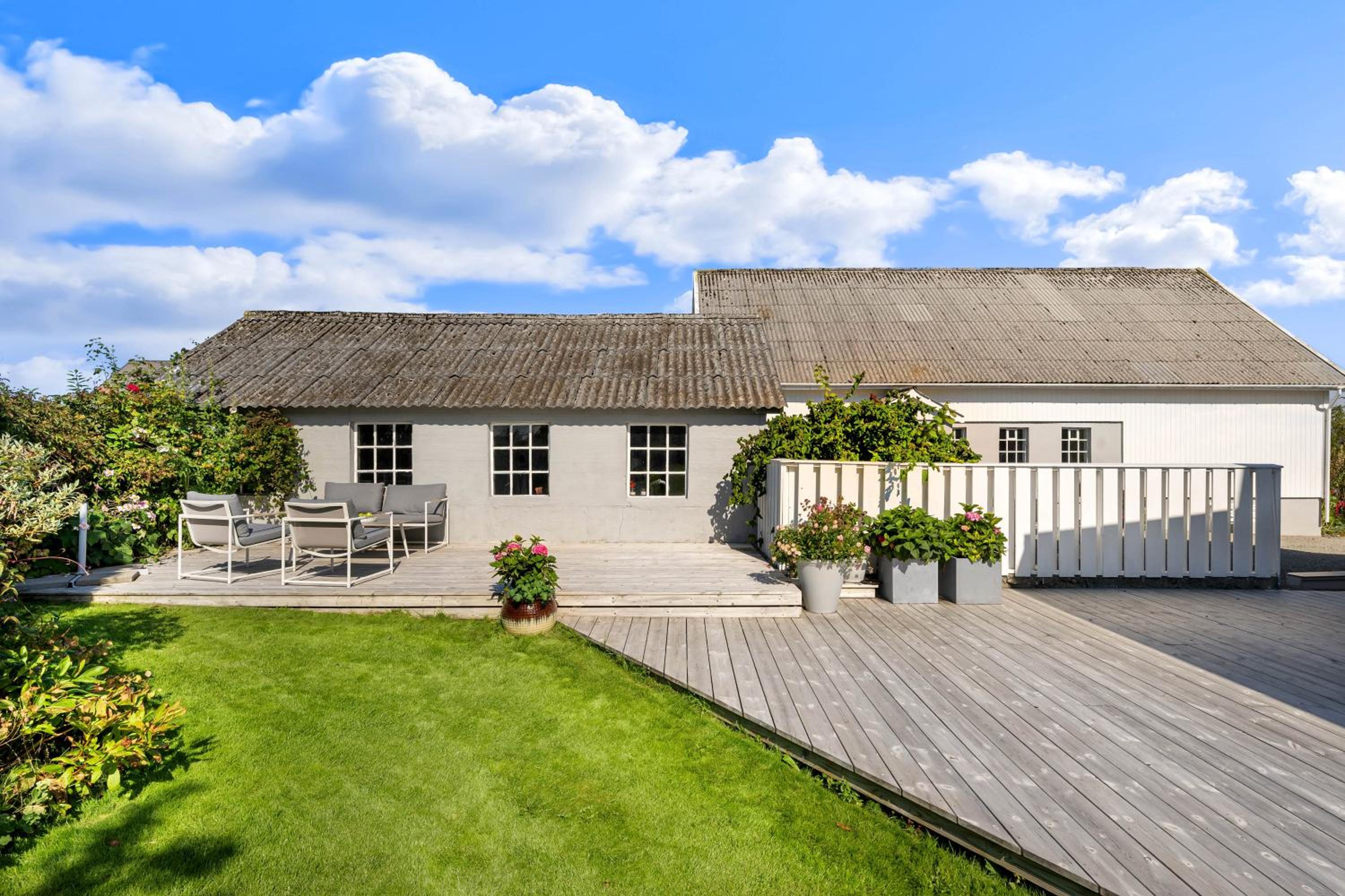 Stunning location by the sea view 2