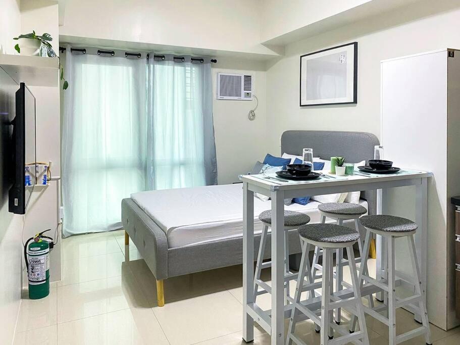 Modern and homely Condo in Shaw Boulevard view 3