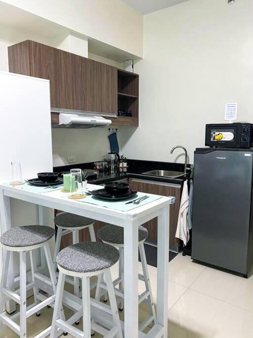 Modern and homely Condo in Shaw Boulevard view 4