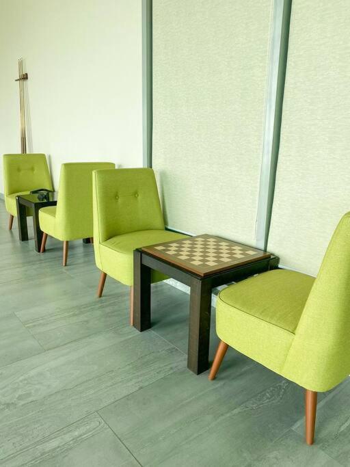 Modern and homely Condo in Shaw Boulevard view 5