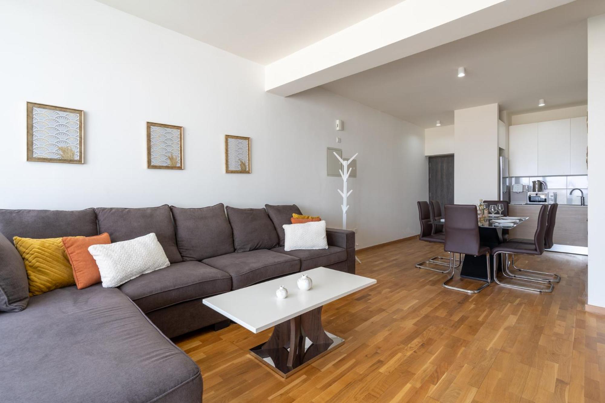 Jay's Penthouse 2-BR Apt W/ Terrace in Larnaca view 2