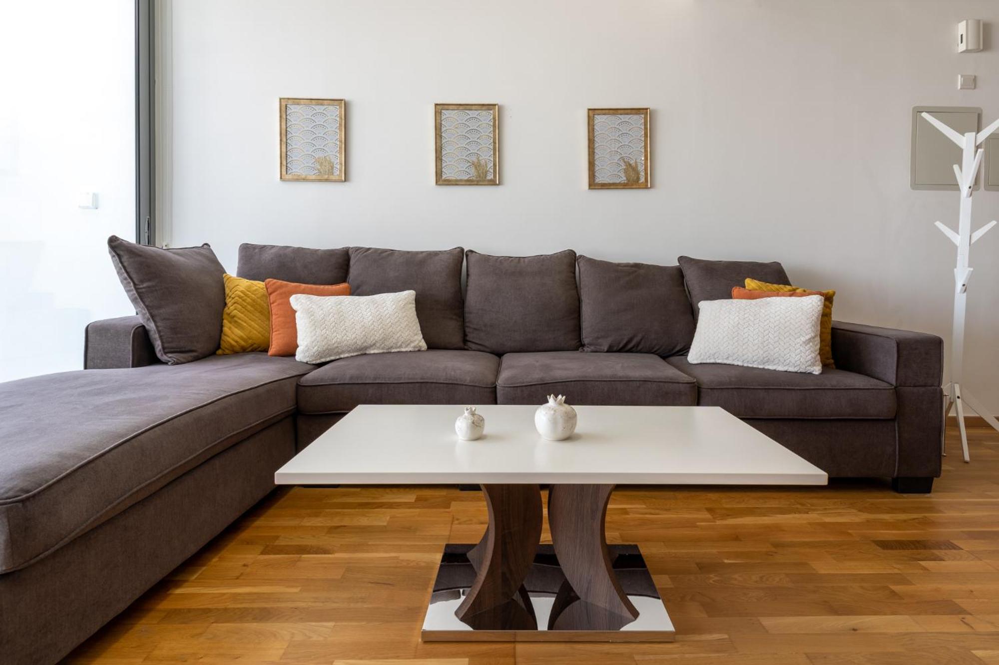 Jay's Penthouse 2-BR Apt W/ Terrace in Larnaca view 3