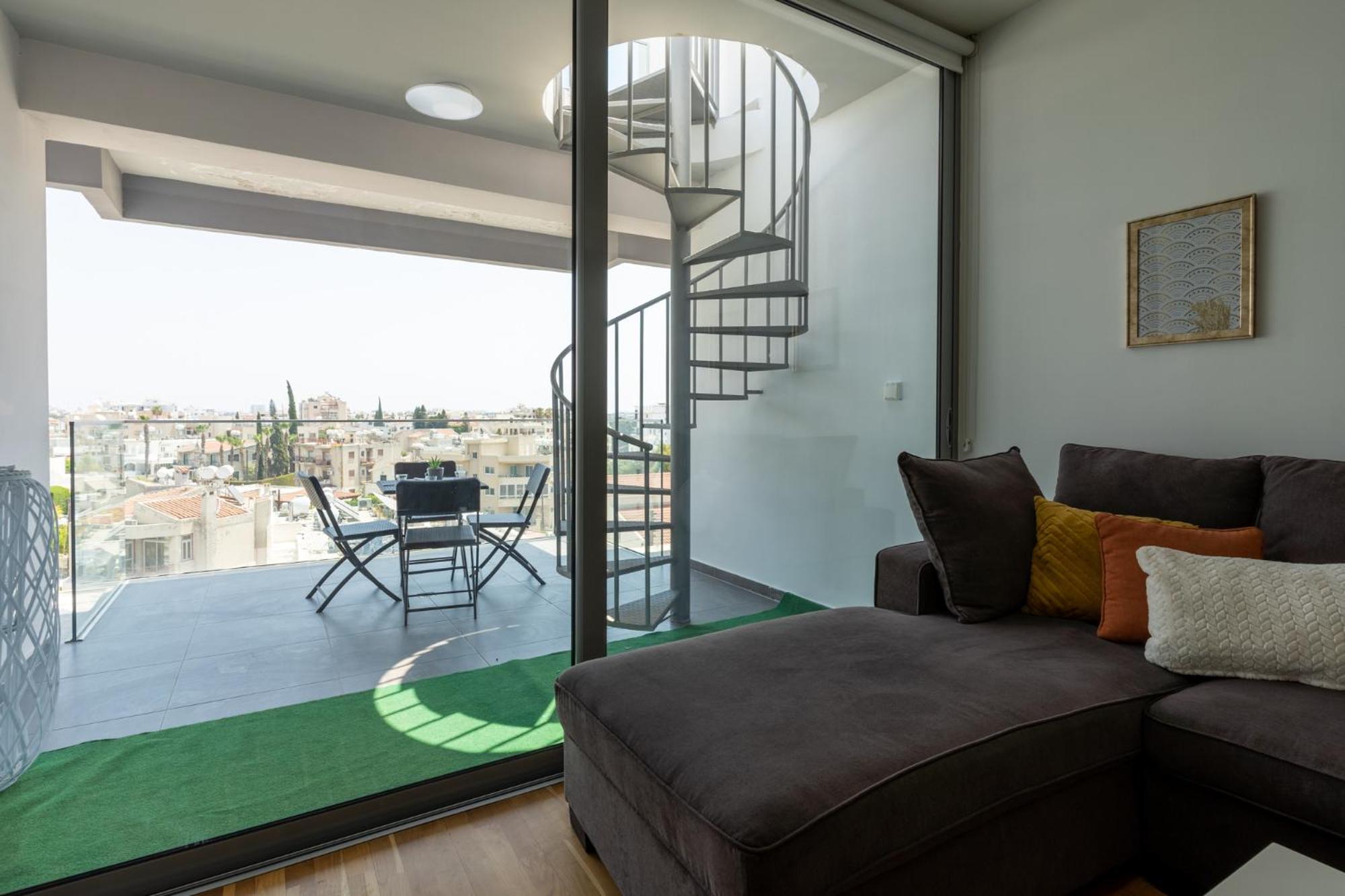 Jay's Penthouse 2-BR Apt W/ Terrace in Larnaca view 4