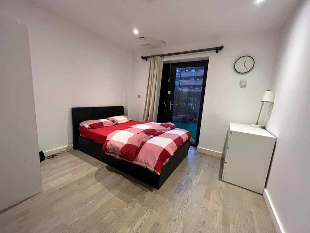 London Holiday Home Newly refurbished - Entire 4 Bedroom Private House with Kitchen, Living Room & private Garden - 1 Cape House London, Within 30 mins fro