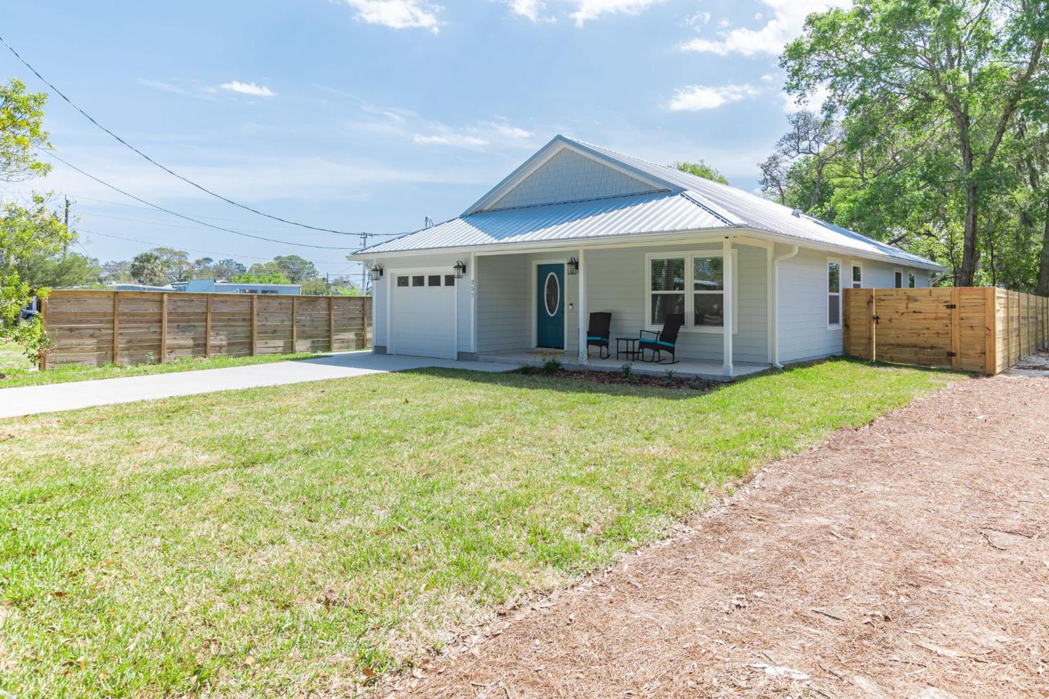 Brand New Bungalow with King Bed Suites in St Aug view 3