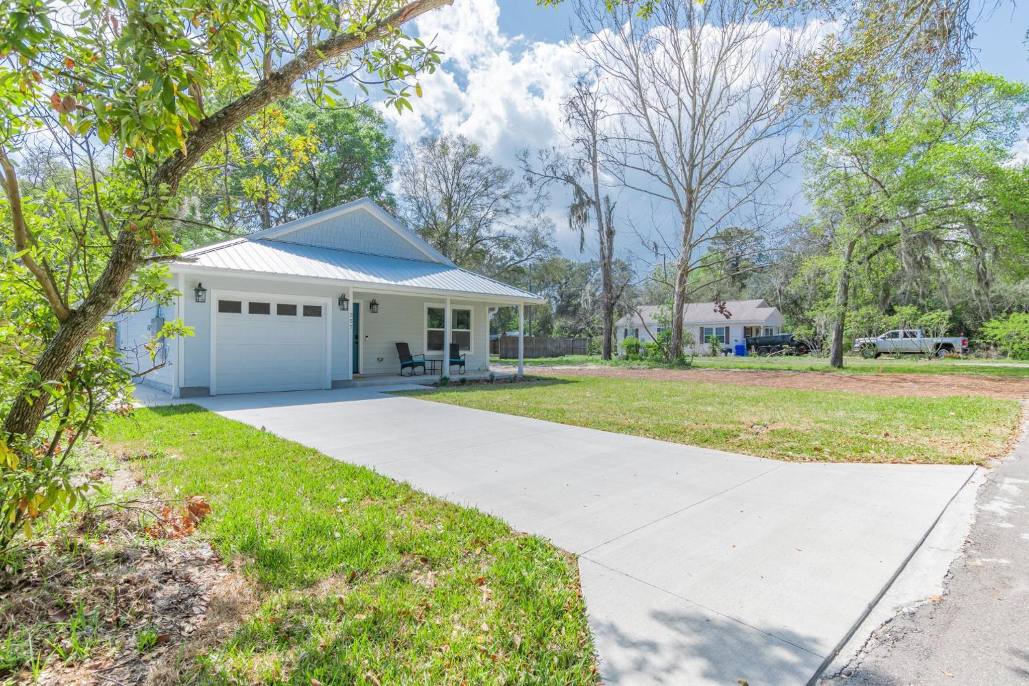 Brand New Bungalow with King Bed Suites in St Aug view 4