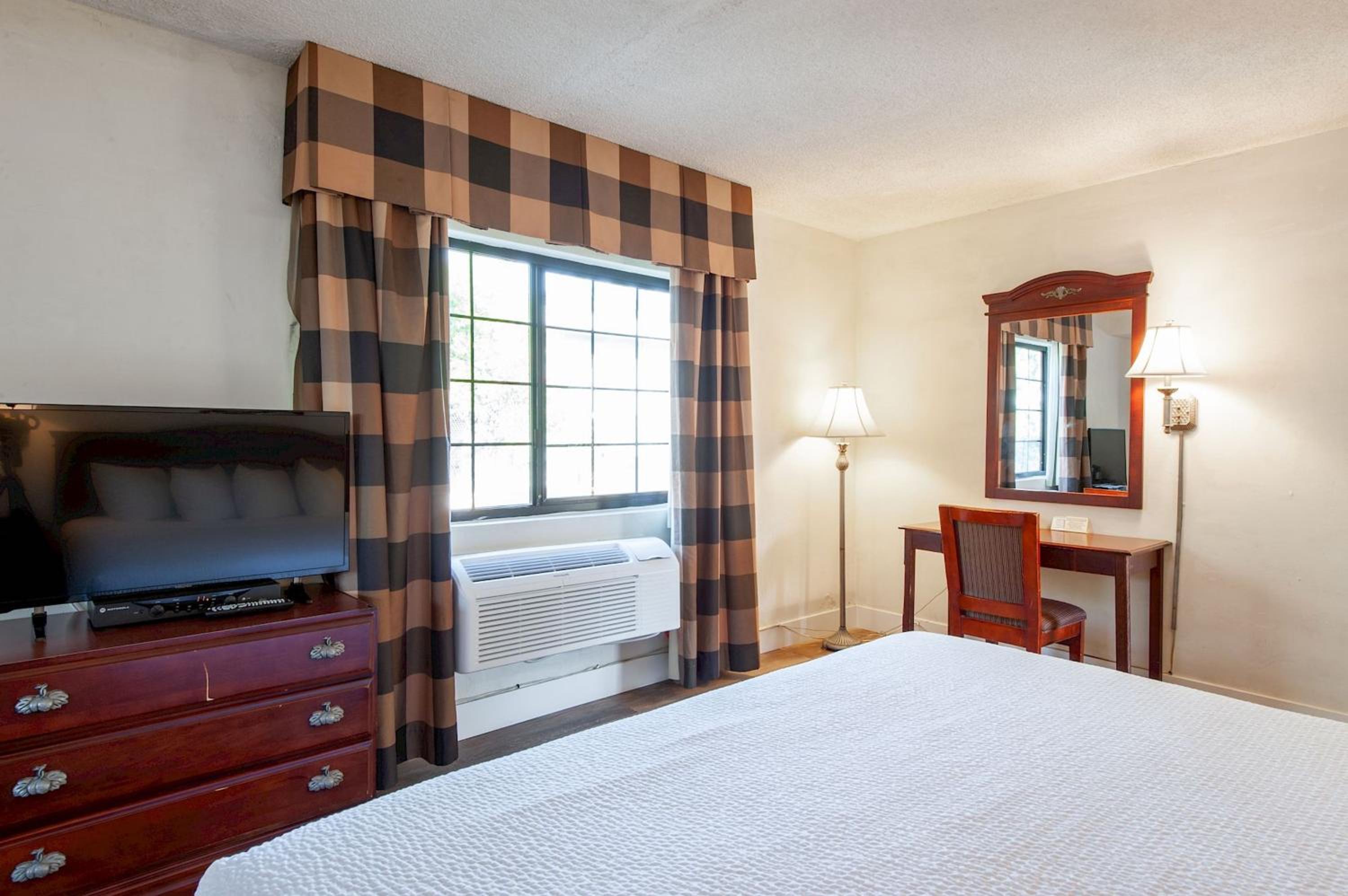 Studio City Court Yard Hotel