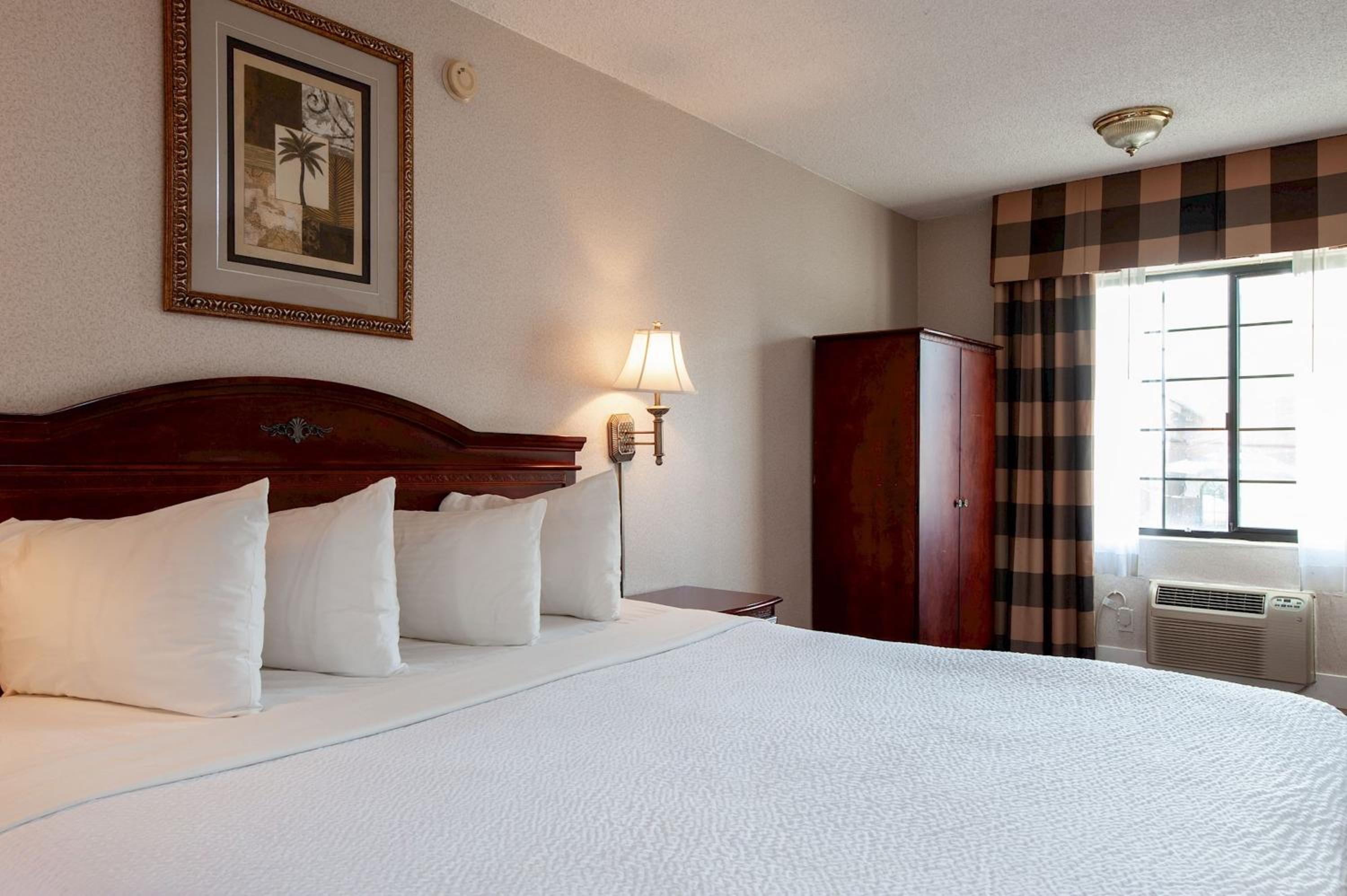 Studio City Court Yard Hotel