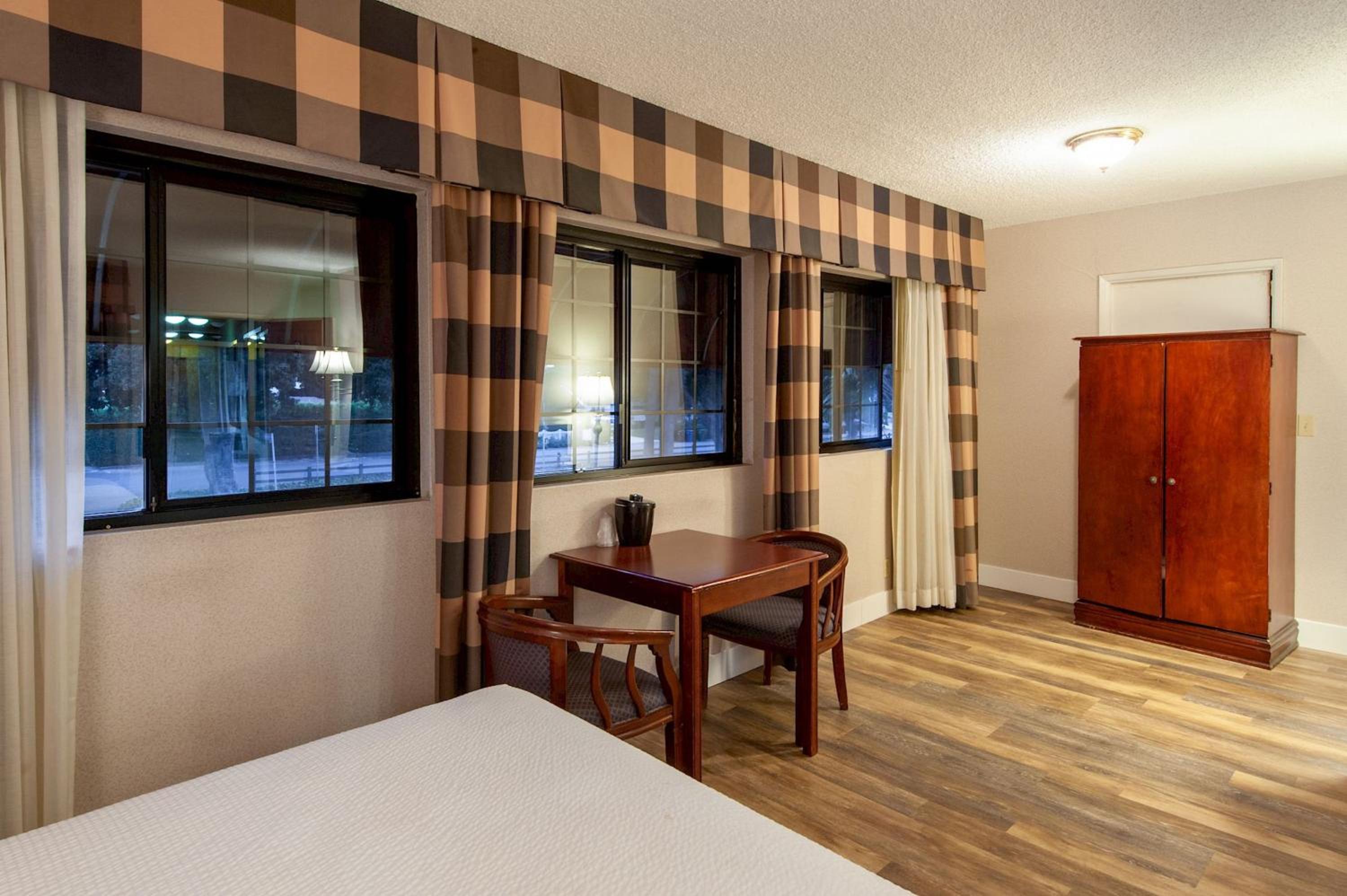 Studio City Court Yard Hotel