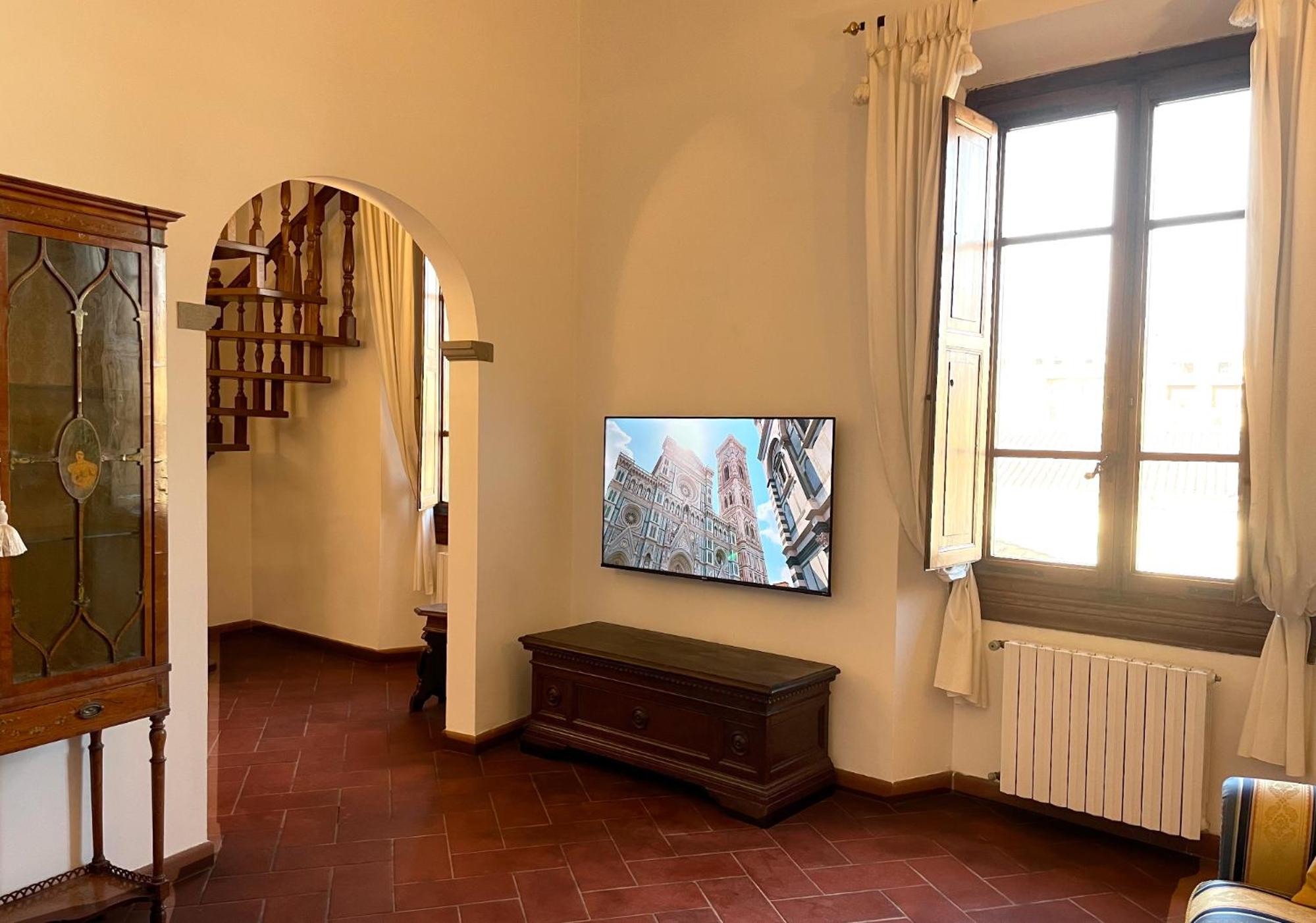D/T Elegant & Spacious Flat 2' walk train station