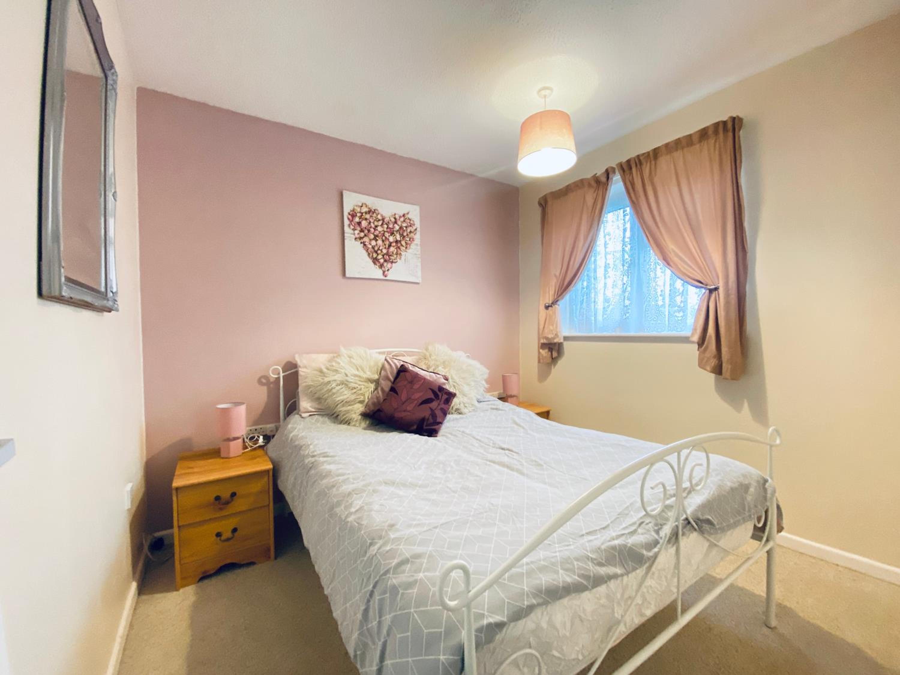 Cosy and Comfortable Holiday Chalet 10 minutes walk to the beach, Norfolk view 4