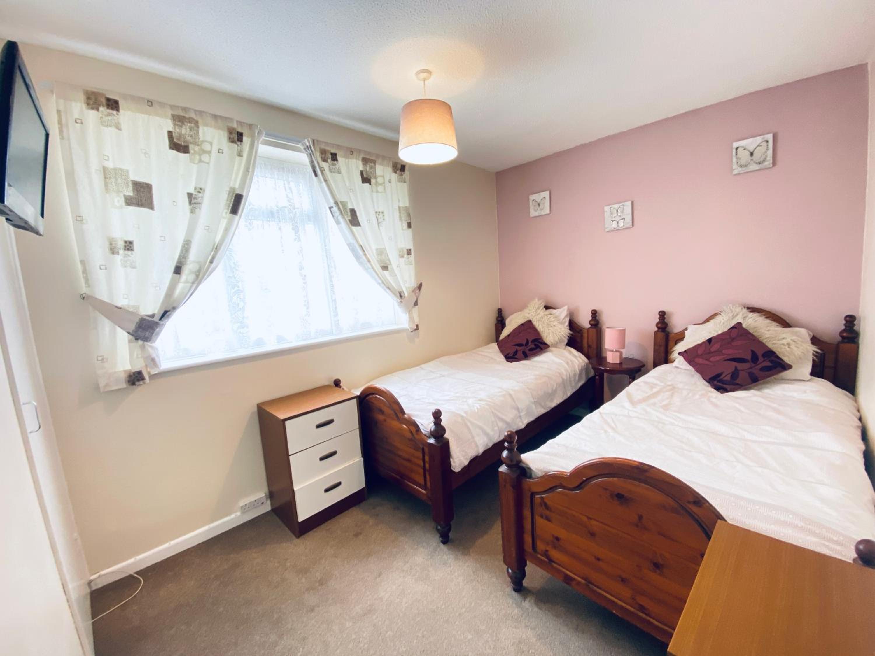 Cosy and Comfortable Holiday Chalet 10 minutes walk to the beach, Norfolk view 5