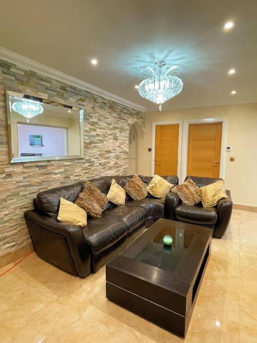 Luxurious Kitchen, 4BR Home with Free Parking near Airport for Contractor Holiday for 8 People view 2